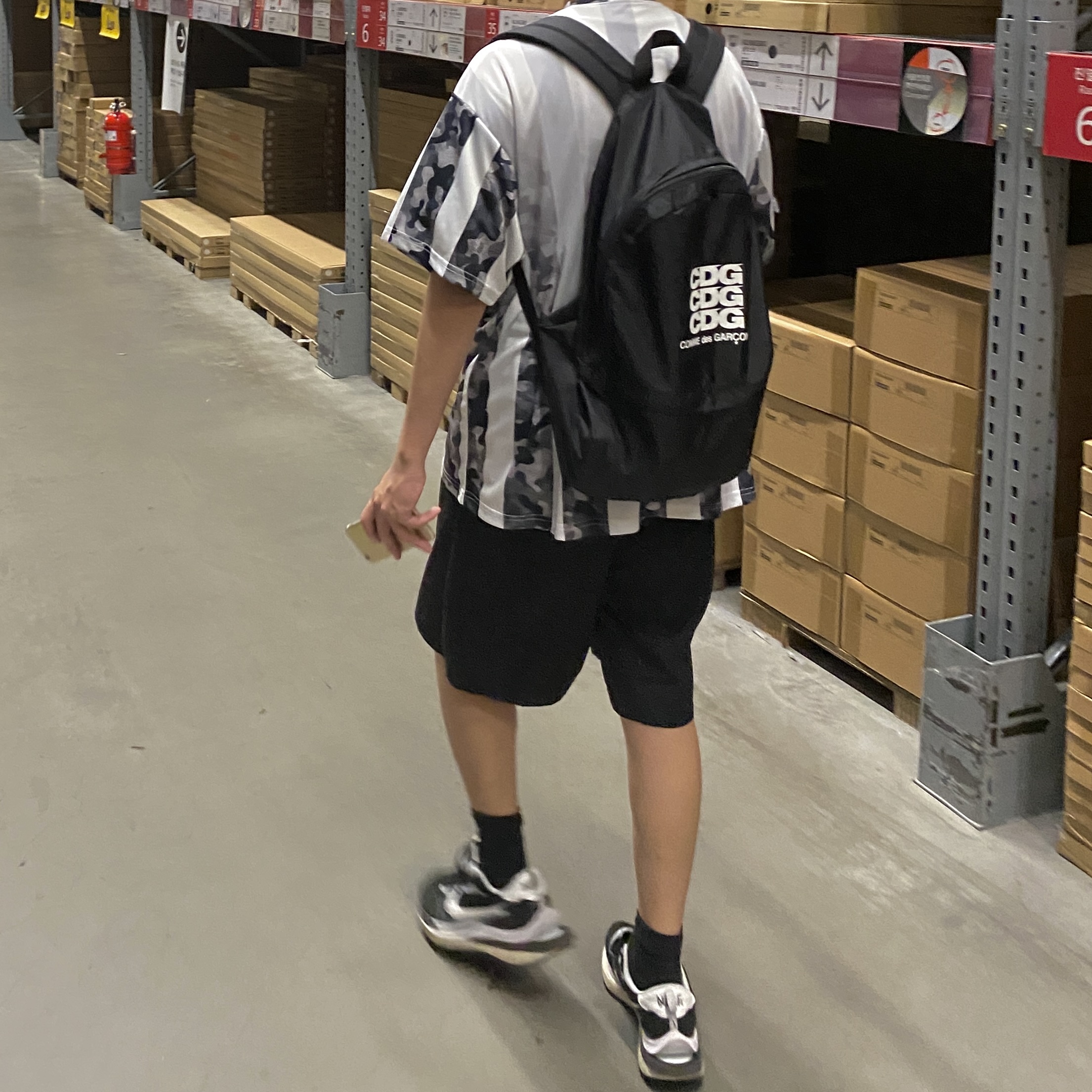 Nike x Sacai VaporWaffle Black White, CDG Backpack Black 착용 스타일 - 3