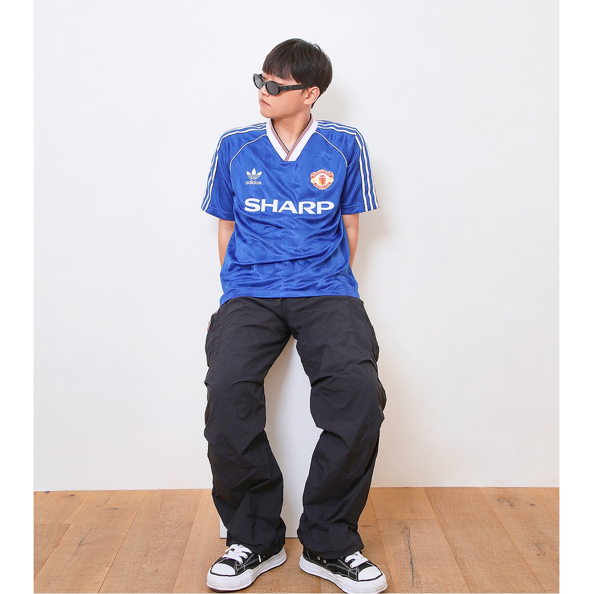 Gentle Monster x Maison Margiela MM005 Black Black, Adidas Manchester United 1988/90 Jersey Collegiate Royal - US Sizing 착용 스타일 - 1