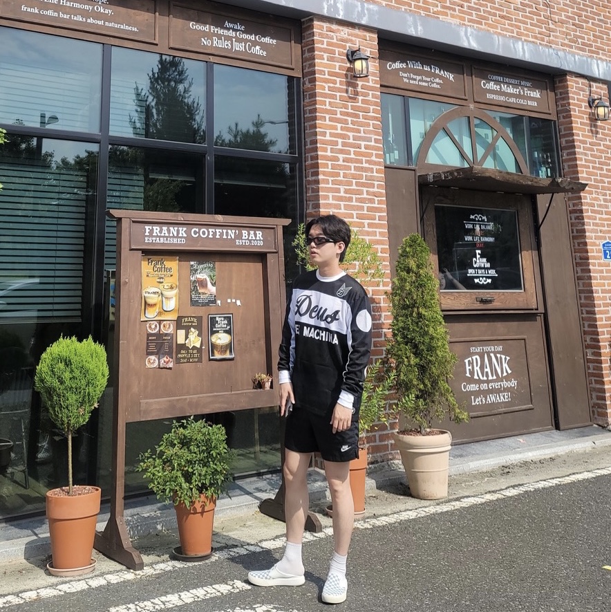 Balenciaga Swift Oval Sunglasses Black, Deus Ex Machina Saber Moto Jersey Black 착용 스타일 - 3