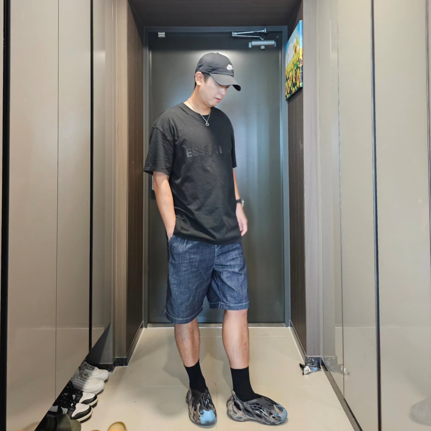 Essentials 3D Silicon Applique Boxy T-Shirt Dark Slate/Black 2020, Adidas Yeezy Foam RNNR MX Cinder 착용 스타일 - 3