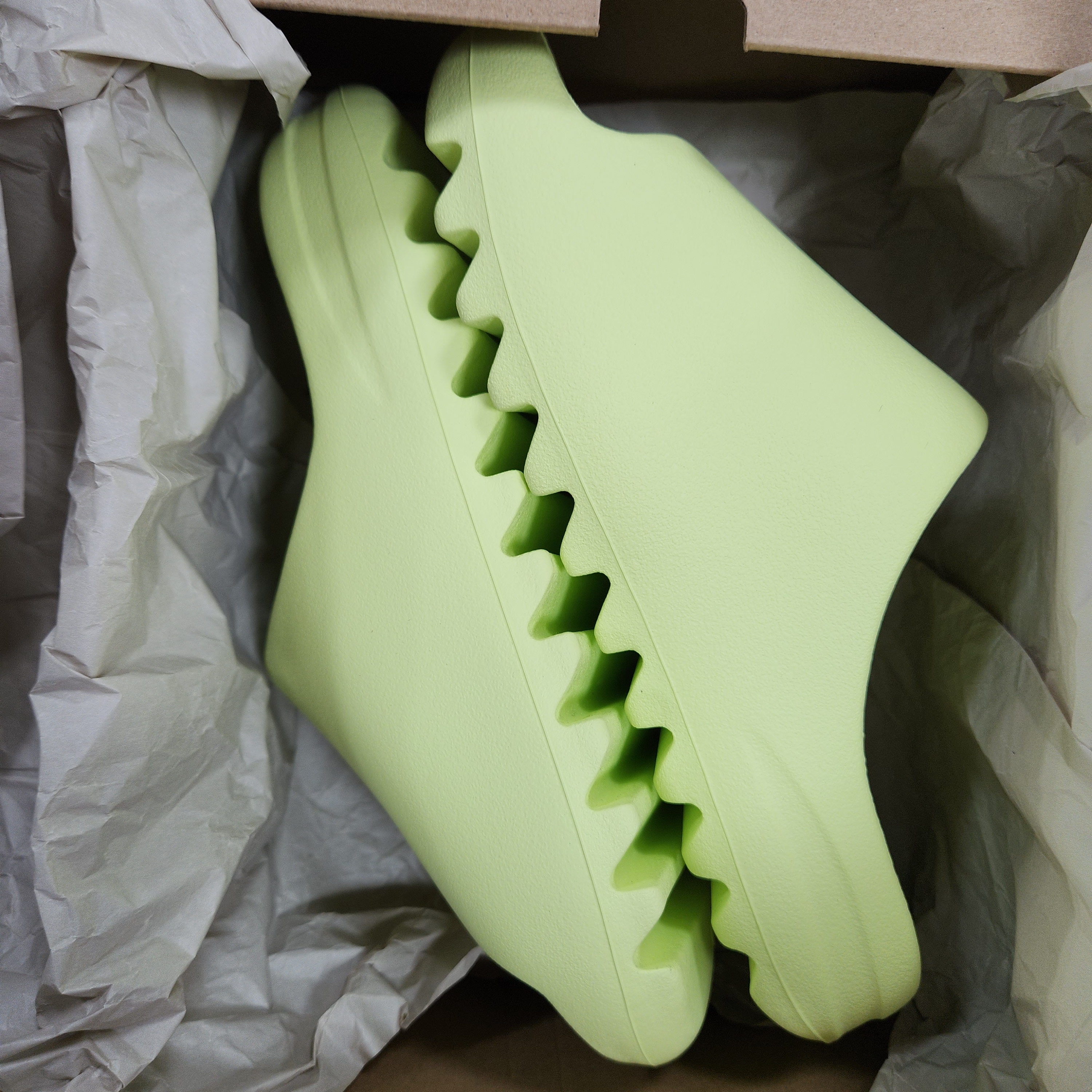 Adidas Yeezy Slide Glow Green 2022/2023 착용 스타일
