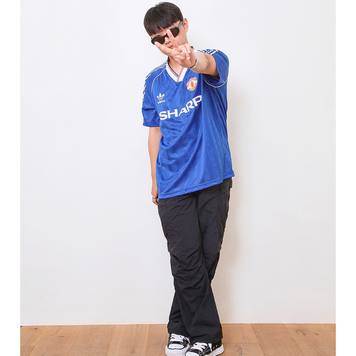 Gentle Monster x Maison Margiela MM005 Black Black, Adidas Manchester United 1988/90 Jersey Collegiate Royal - US Sizing 착용 스타일 - 3