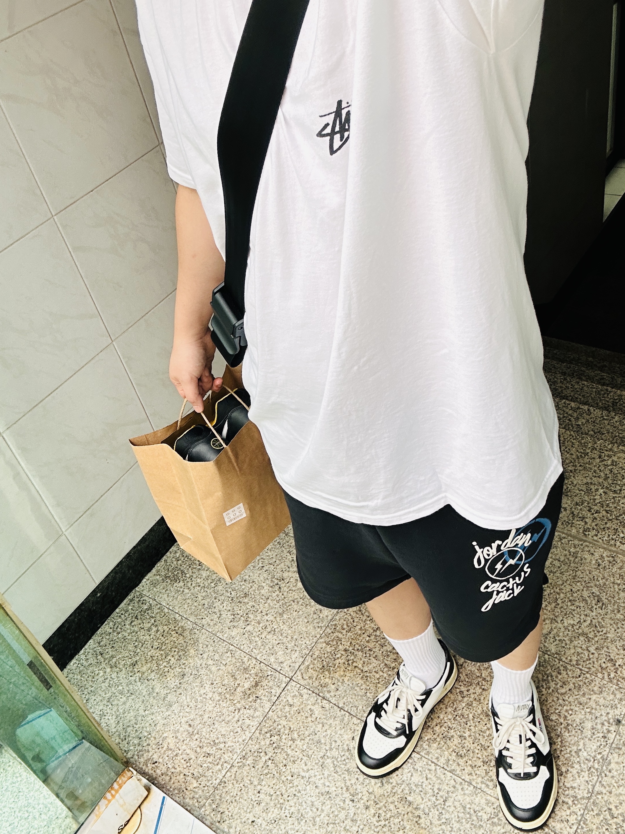 Stussy x Our Legacy x Denim Tears Stockholm T-Shirt White, Jordan x Travis Scott x Fragment Shorts Black (DJ0617-010) 착용 스타일