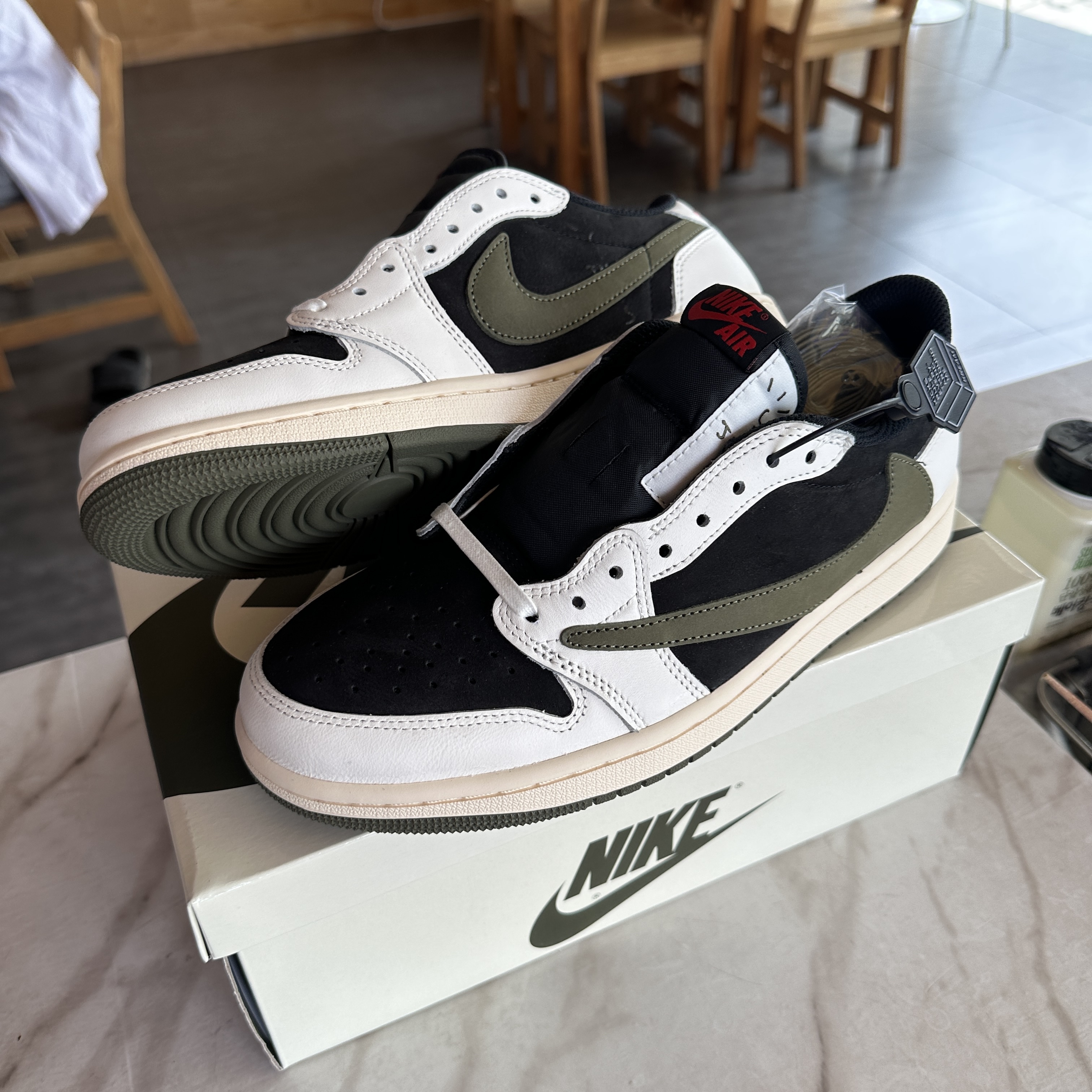 (W) Jordan 1 x Travis Scott Retro Low OG SP Medium Olive 착용 스타일 - 3