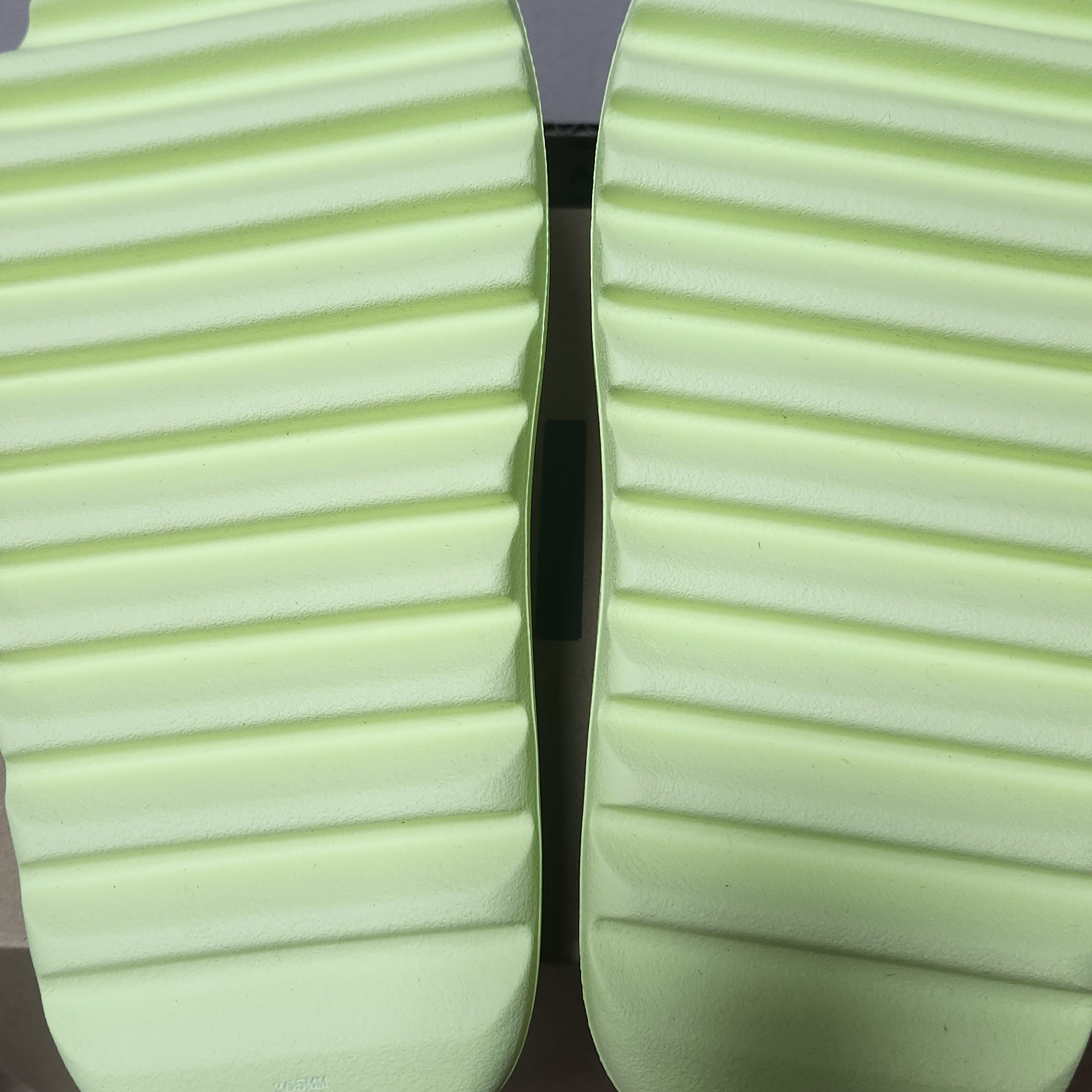 Adidas Yeezy Slide Glow Green 2022/2023 착용 스타일 - 4
