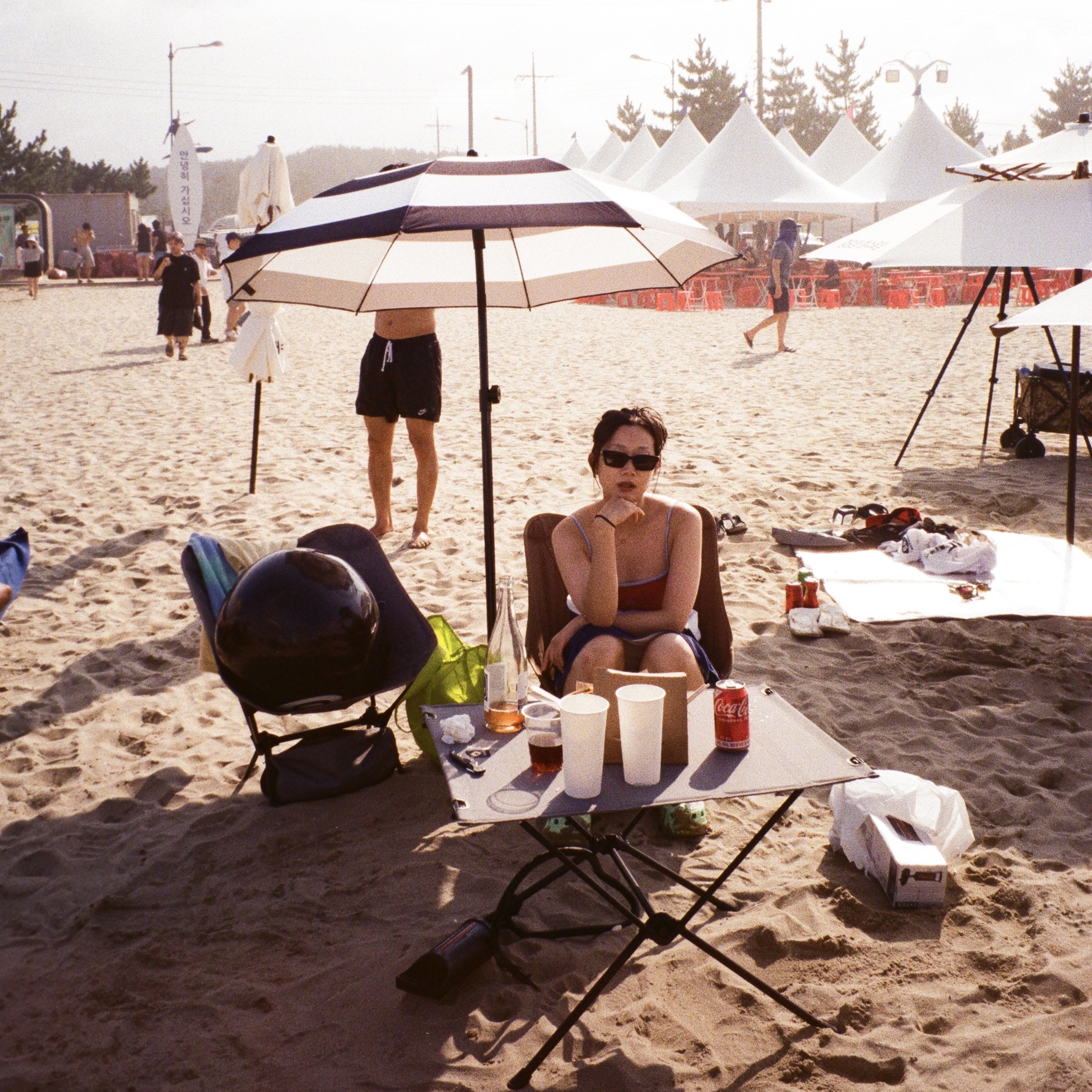 Stussy Beach Umbrella Black White 착용 스타일 - 1