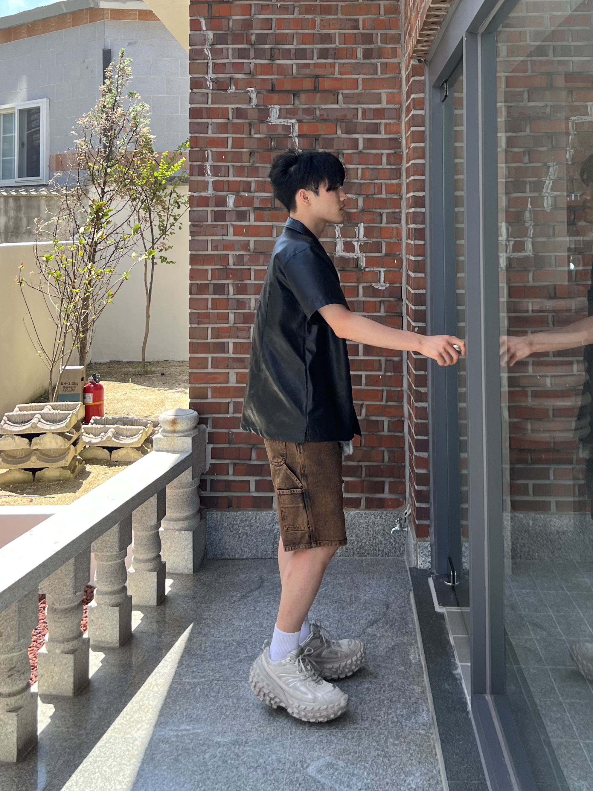 Balenciaga Defender Sneakers Beige 착용 스타일 - 4