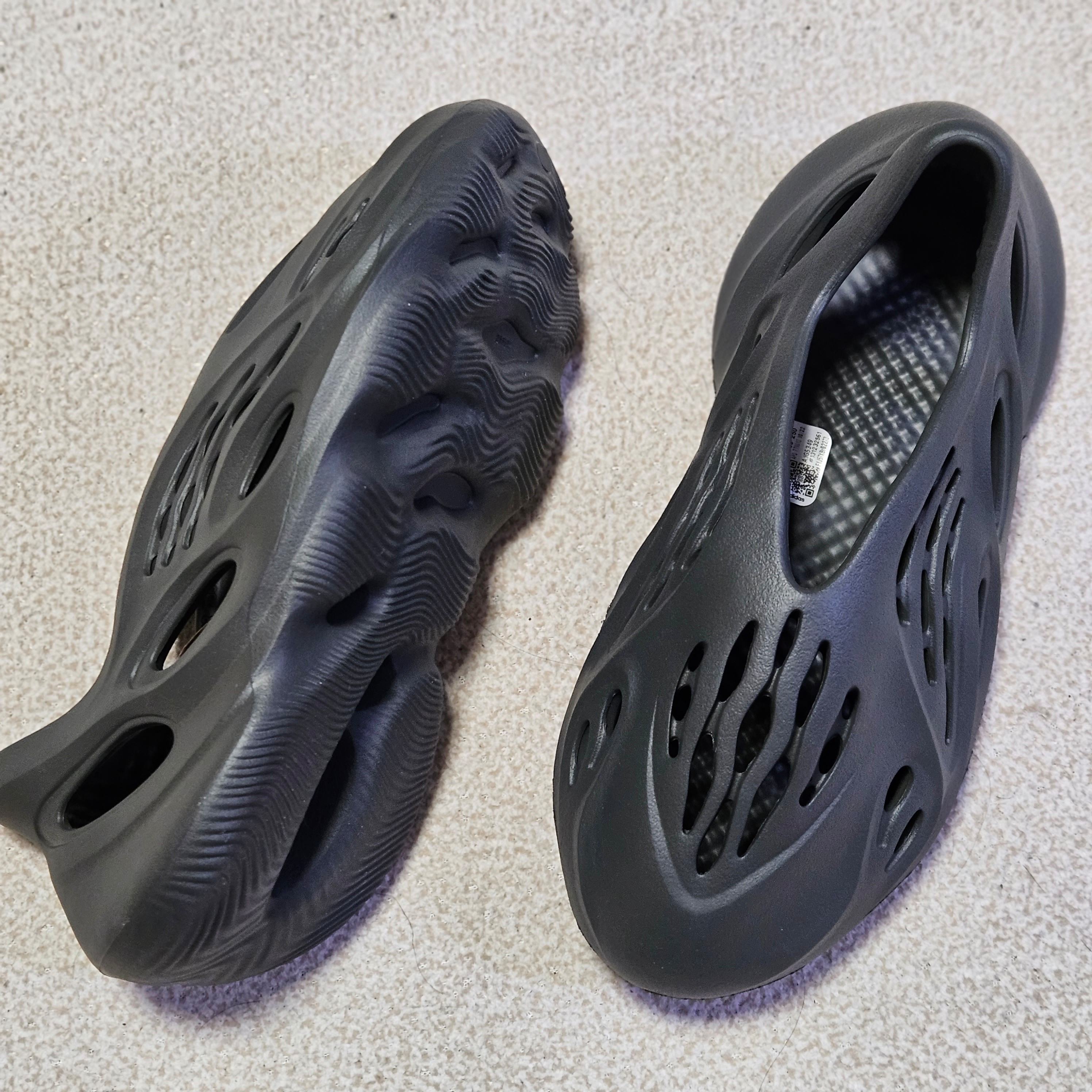 Adidas Yeezy Foam RNNR Carbon 착용 스타일 - 1