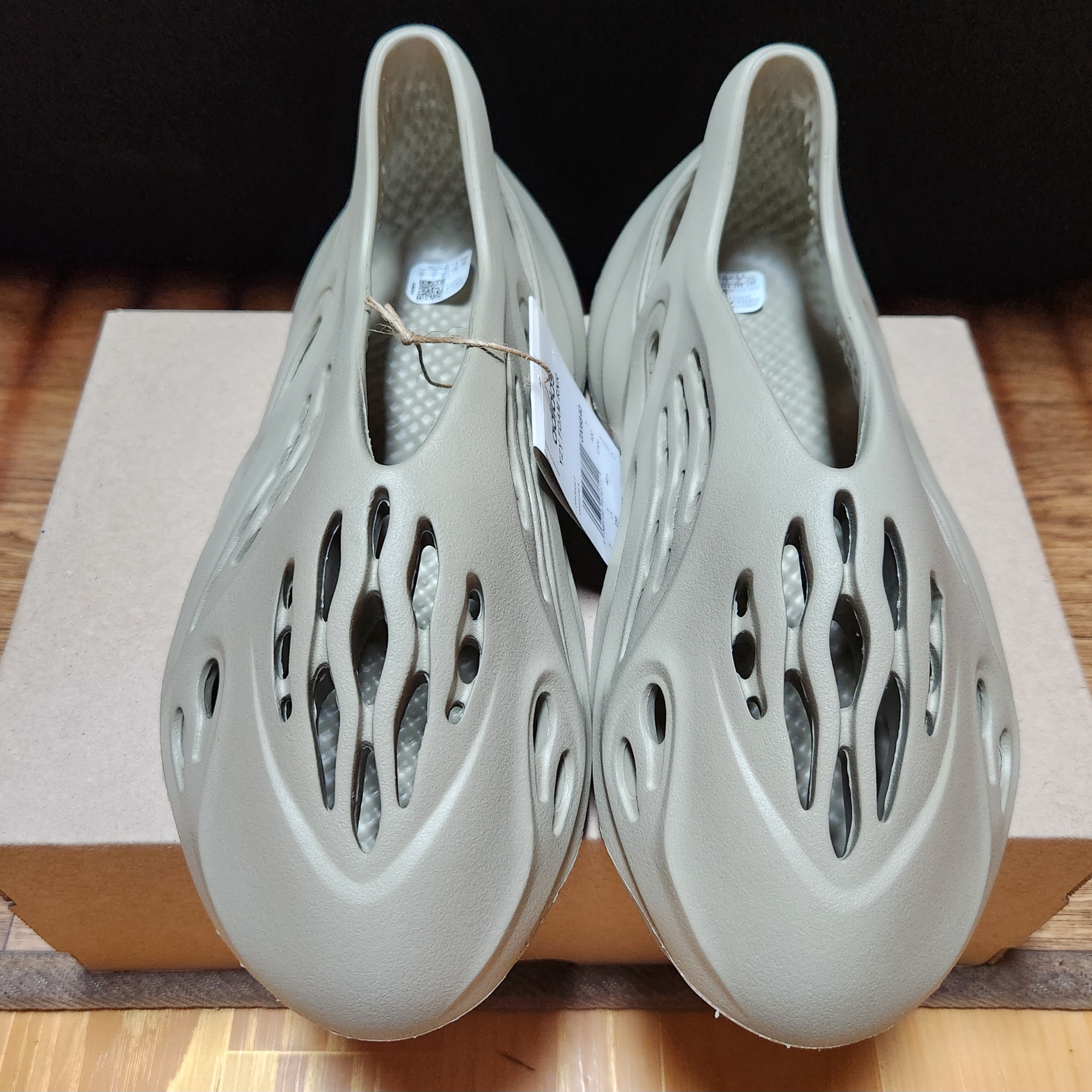 Adidas Yeezy Foam RNNR Stone Salt 착용 스타일 - 1