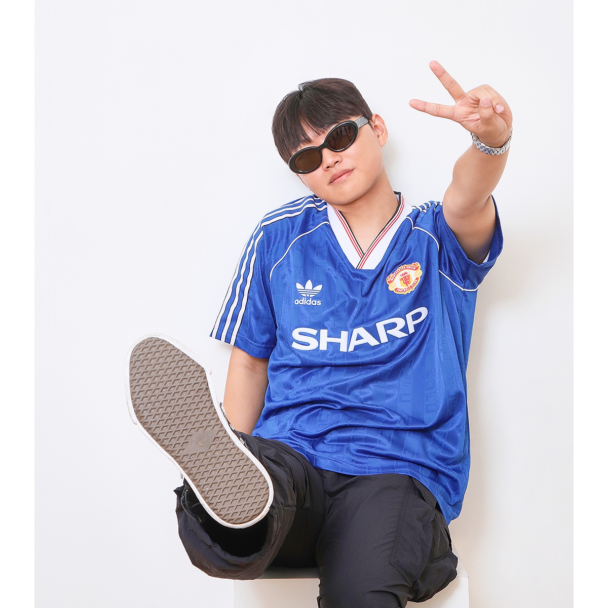 Gentle Monster x Maison Margiela MM005 Black Black, Adidas Manchester United 1988/90 Jersey Collegiate Royal - US Sizing 착용 스타일 - 2