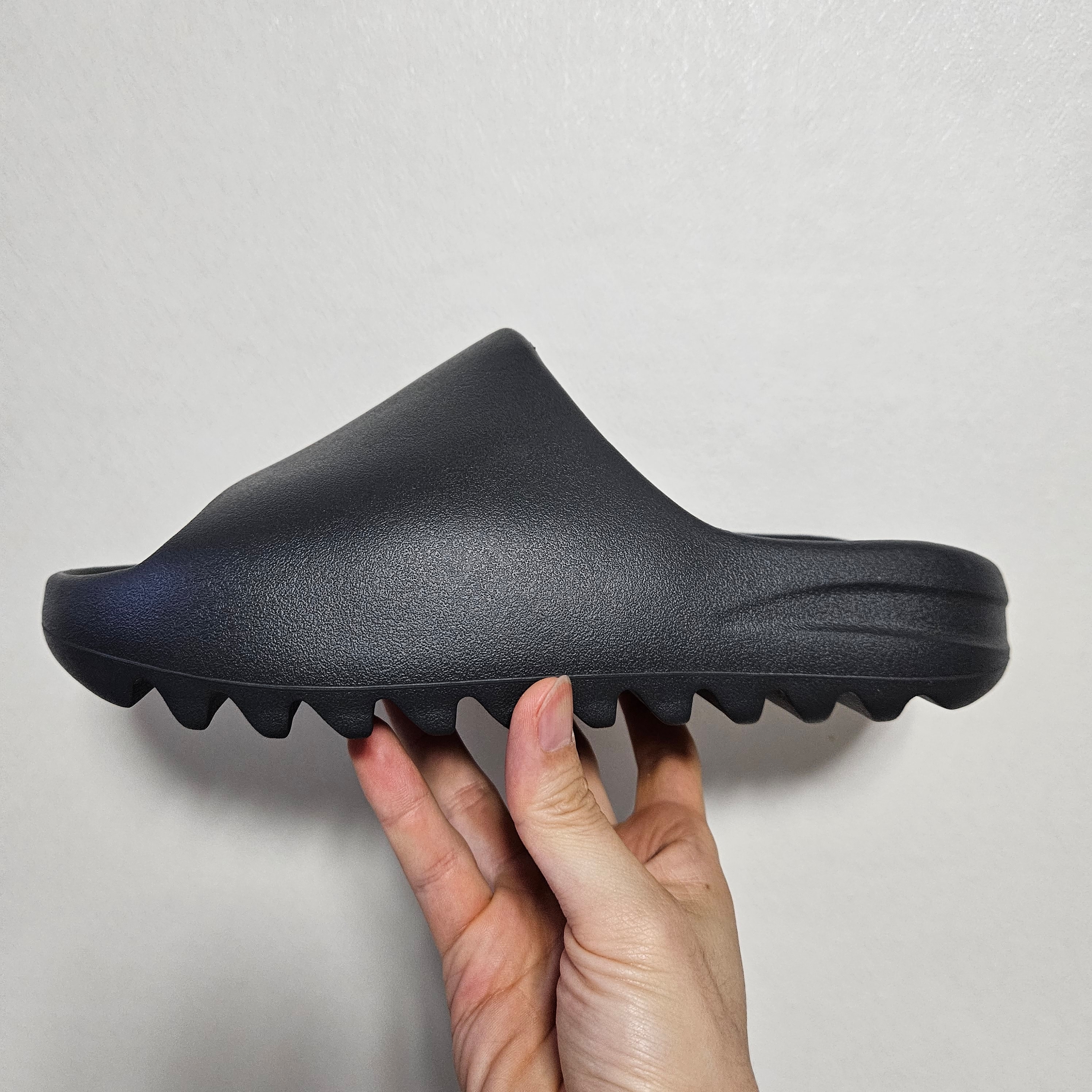 Adidas Yeezy Slide Onyx 착용 스타일 - 3
