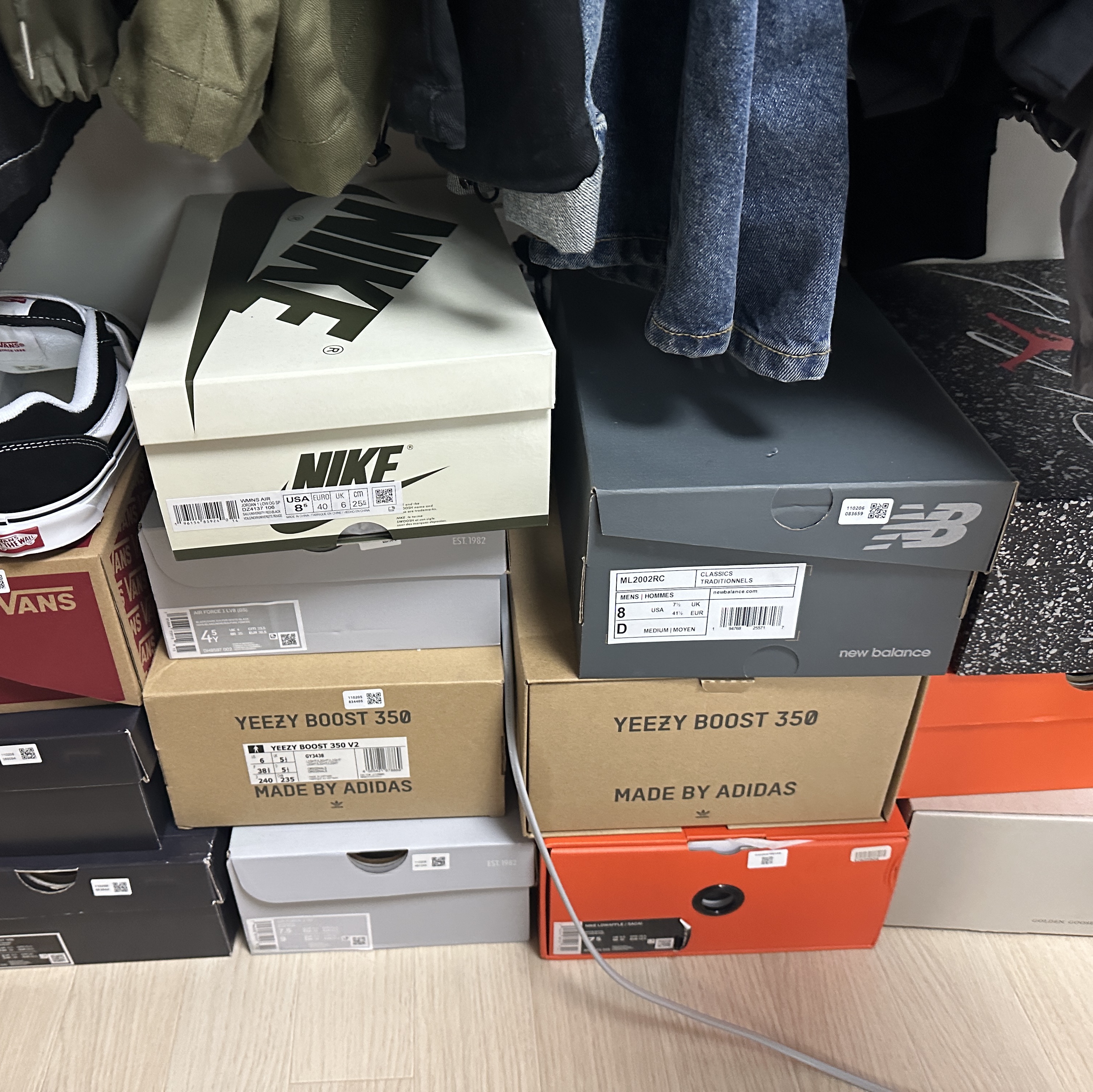 Vans Knu-Skool Black True White, Jordan 4 Retro White and Black 착용 스타일