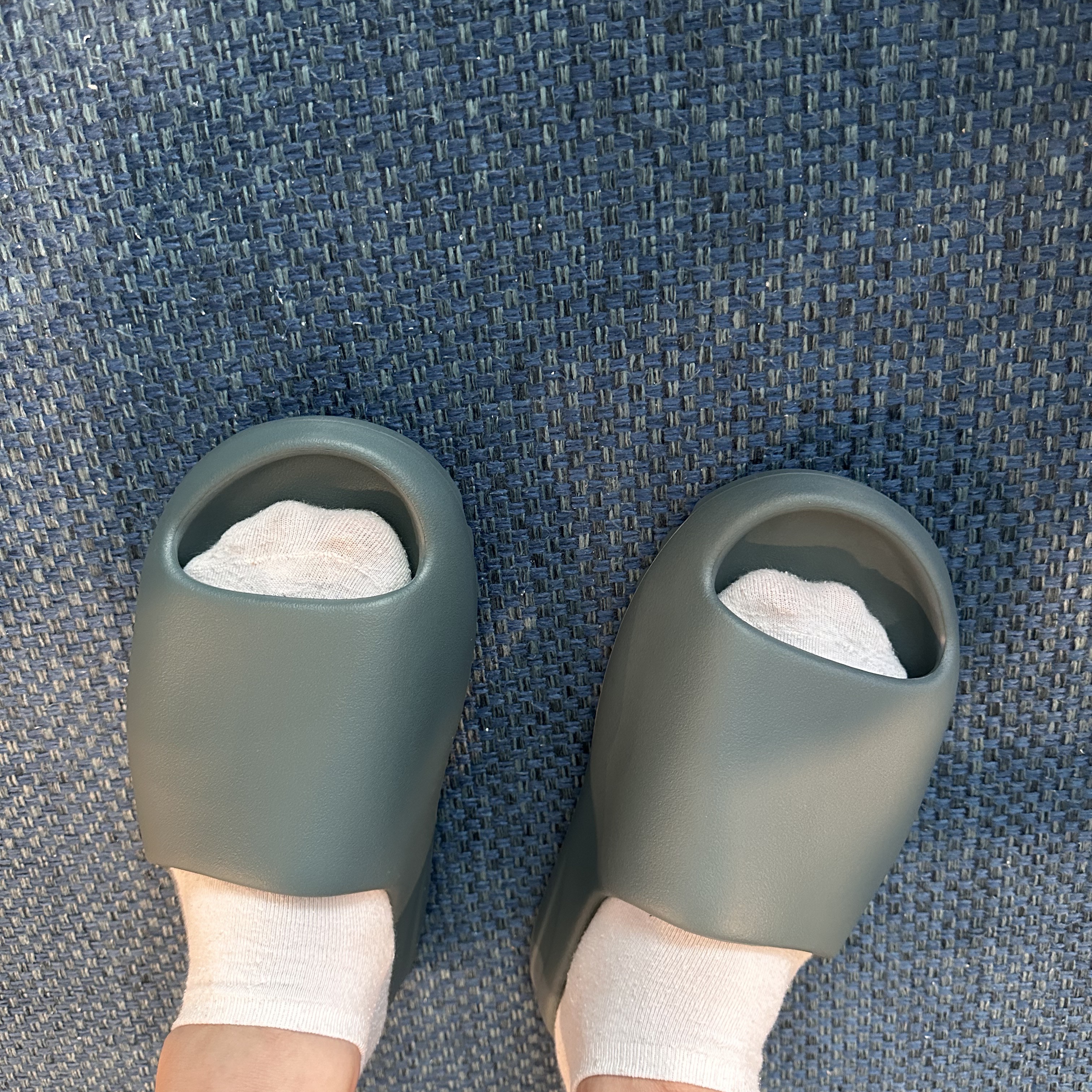 Adidas Yeezy Slide Slate Marine 착용 스타일 - 2