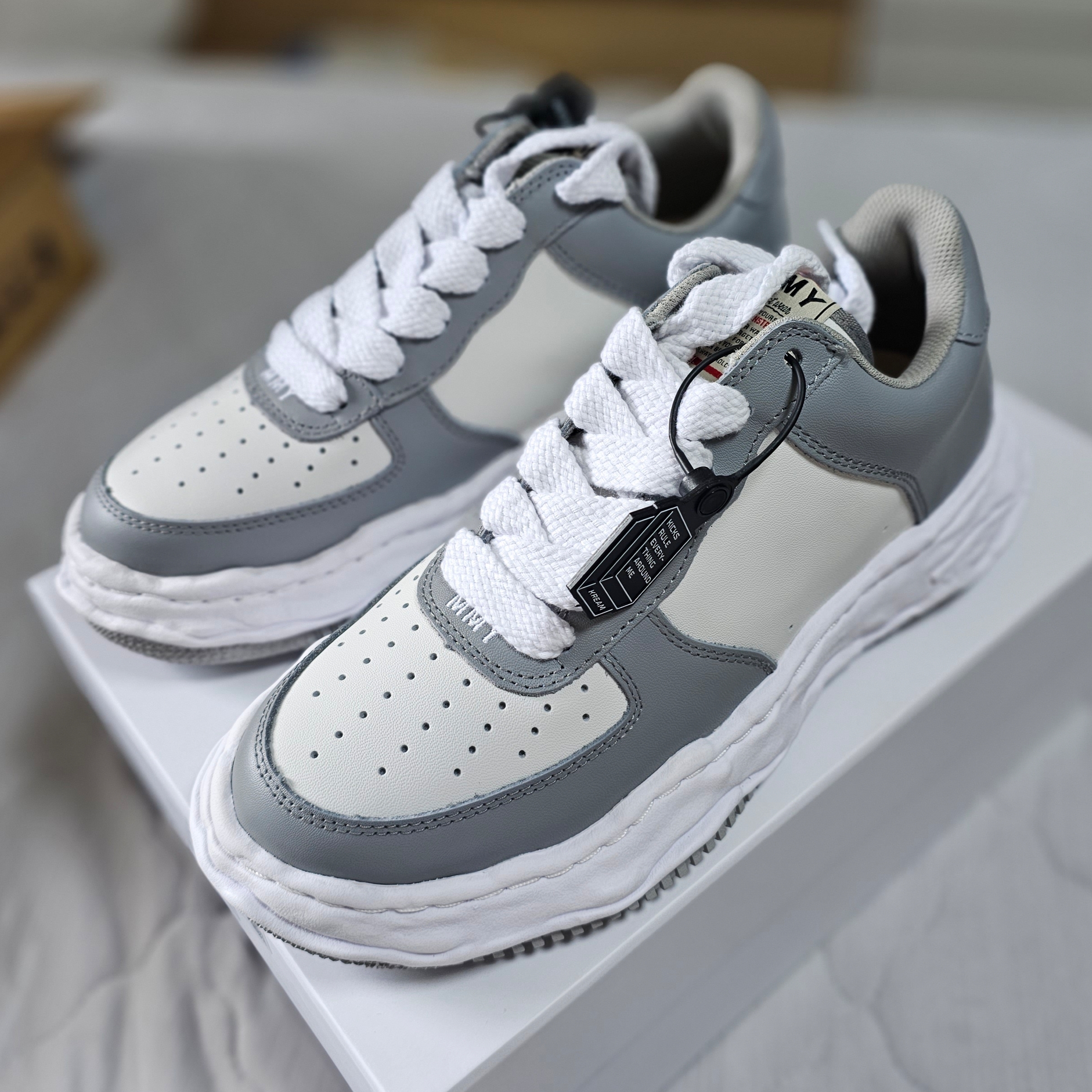 Maison Mihara Yasuhiro Wayne OG Sole Leather Low-top Sneakers Gray White 착용 스타일