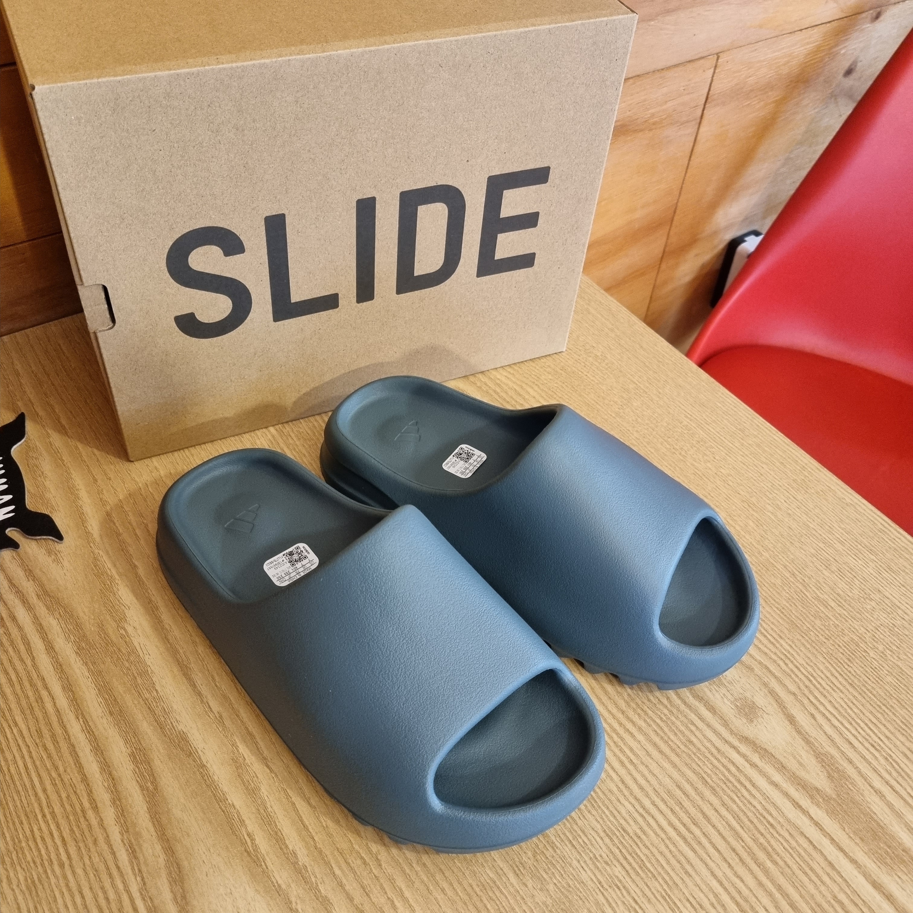 Adidas Yeezy Slide Slate Marine 착용 스타일