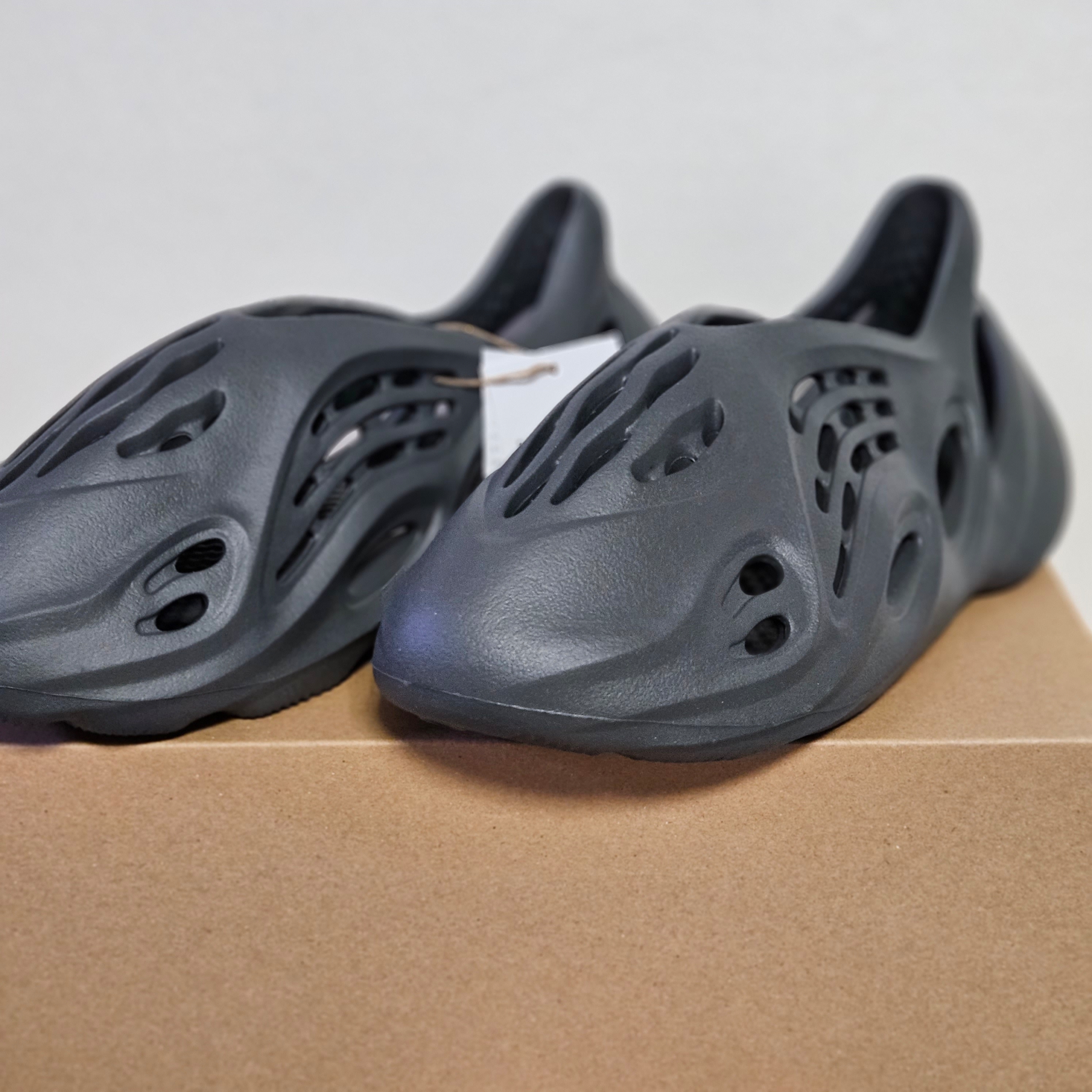 Adidas Yeezy Foam RNNR Carbon 착용 스타일 - 2