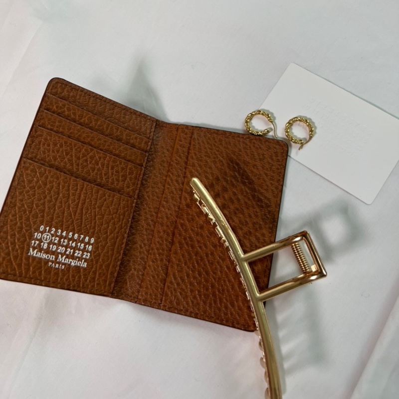 Maison Margiela Bovine Leather Card Holder Toffee 착용 스타일 - 1