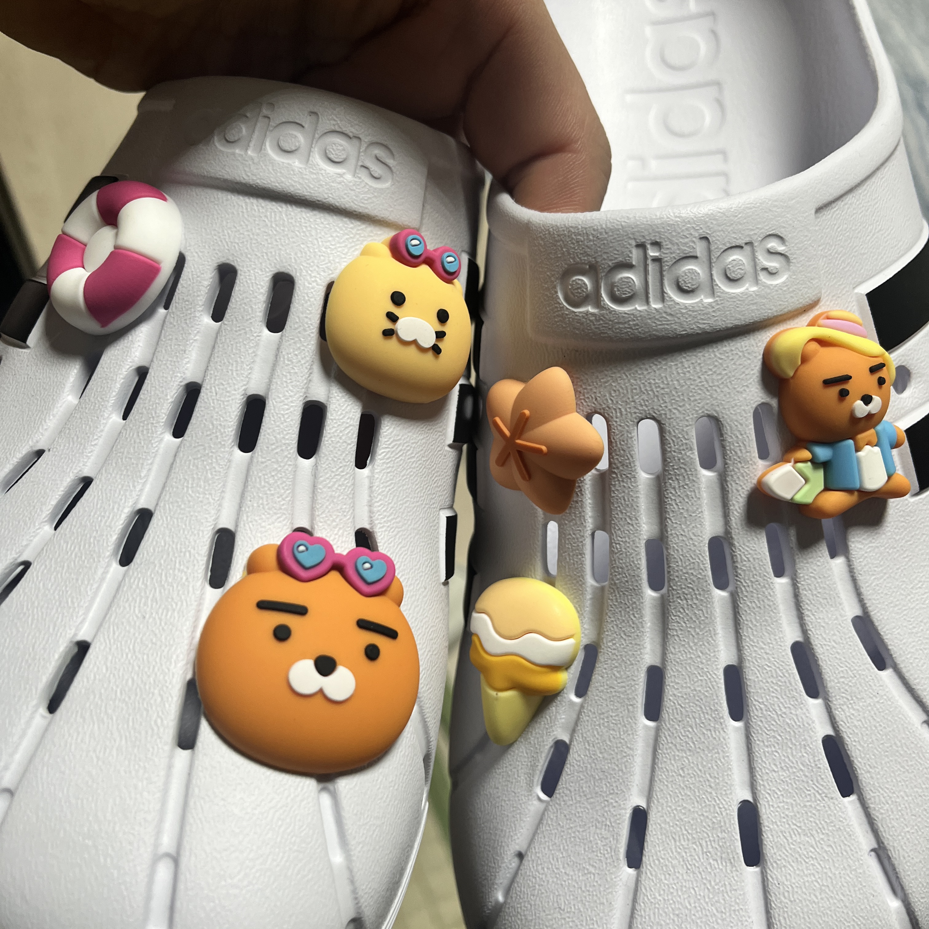 Adidas Adilette Clog White Black 착용 스타일 - 2