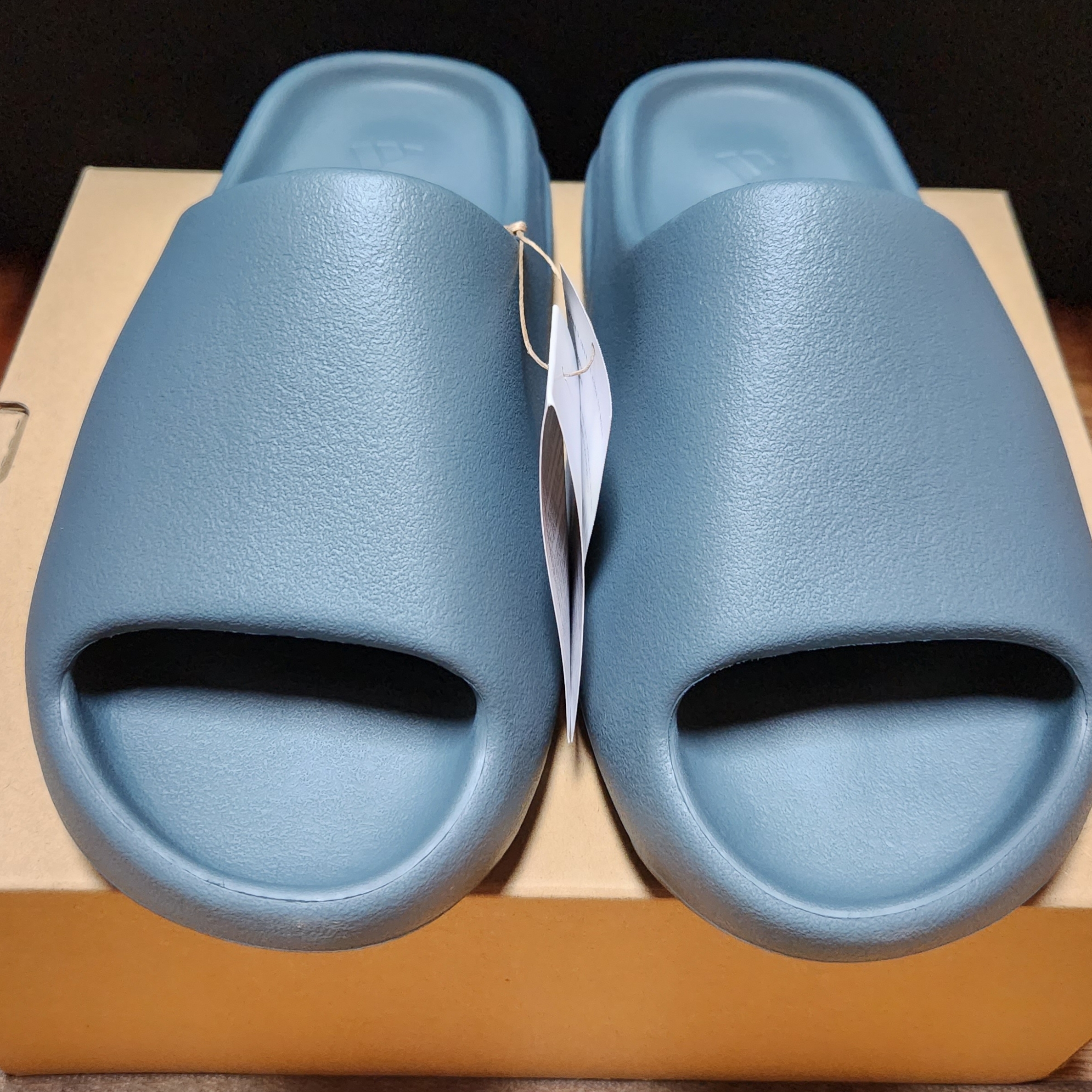 Adidas Yeezy Slide Slate Marine 착용 스타일 - 1