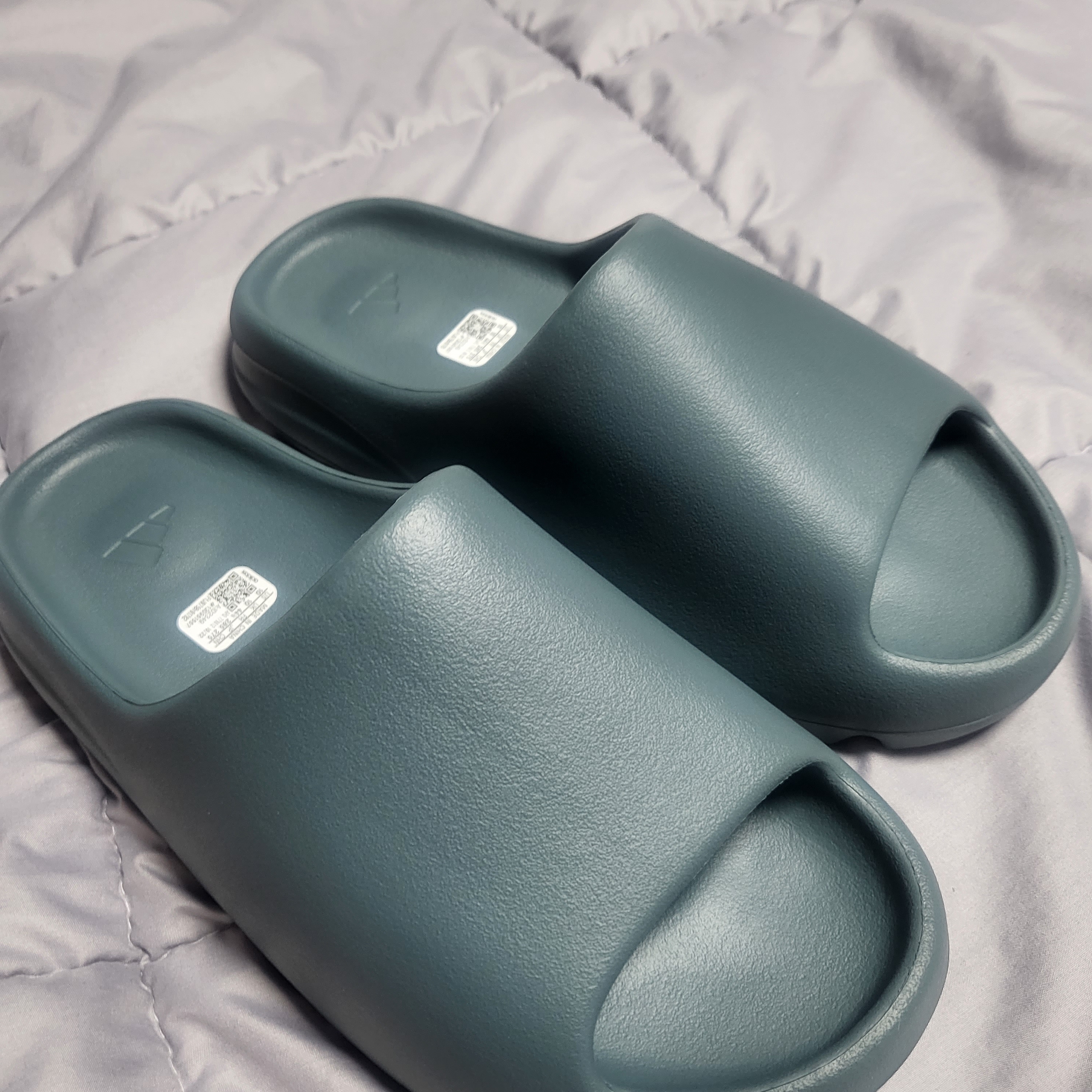 Adidas Yeezy Slide Slate Marine 착용 스타일