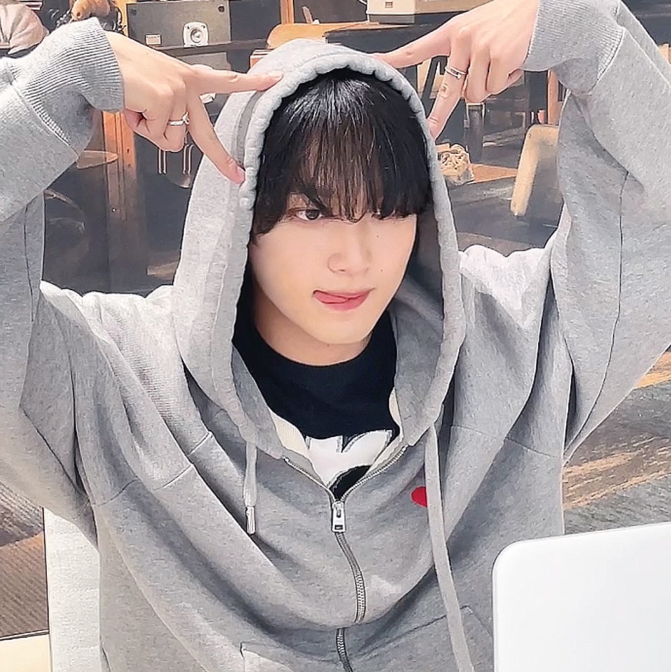 AMI de Coeur Zipped Hoodie Grey 착용 스타일