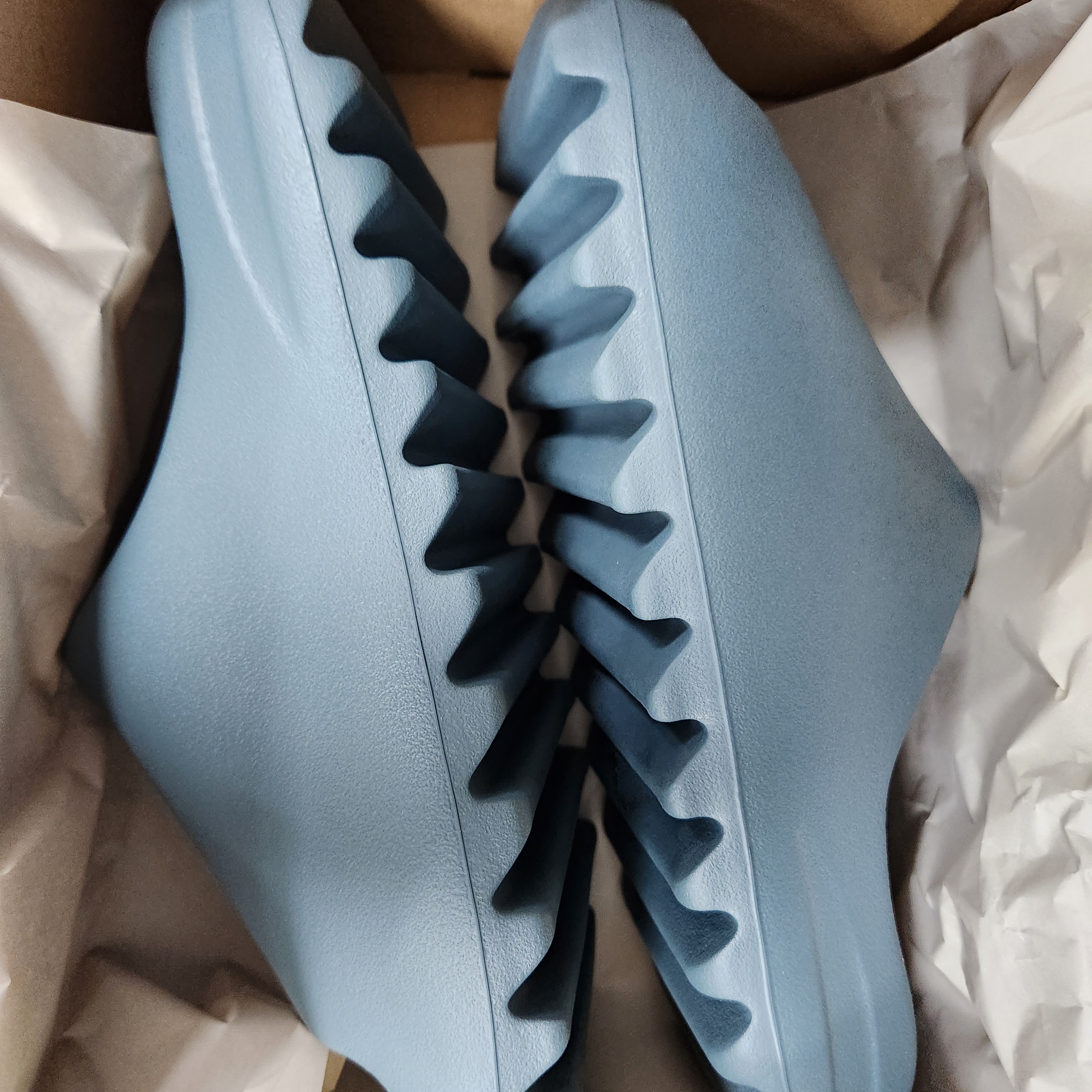 Adidas Yeezy Slide Slate Marine 착용 스타일