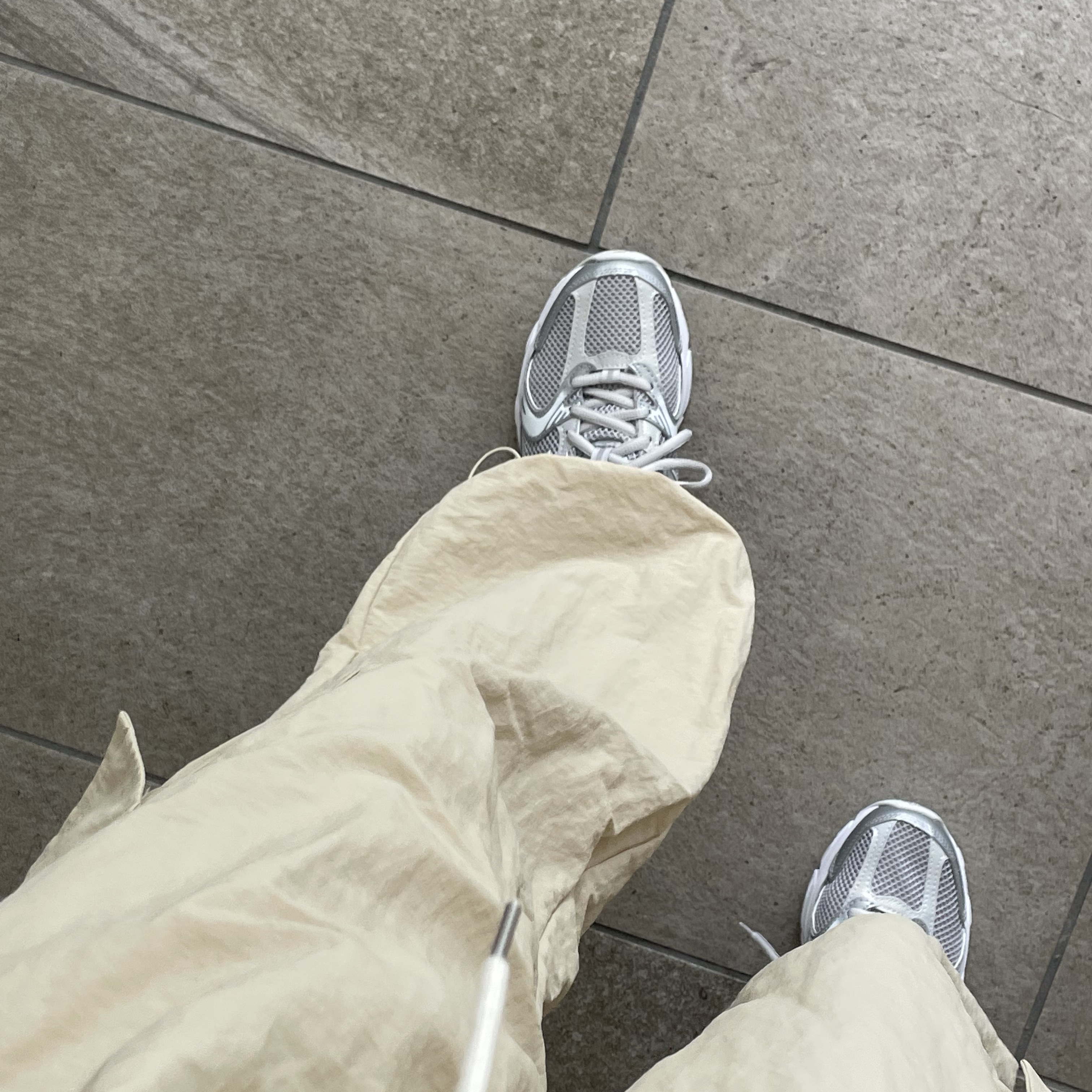 New Balance 530 Silver Grey 착용 스타일