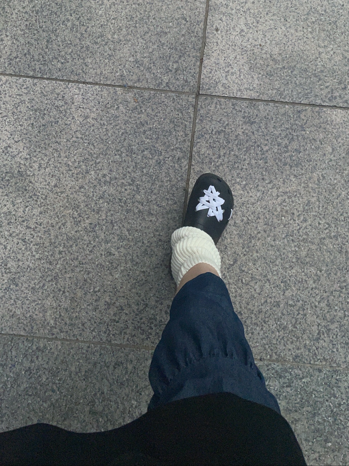 (W) Crocs Classic Platform Clog Black 착용 스타일 - 2