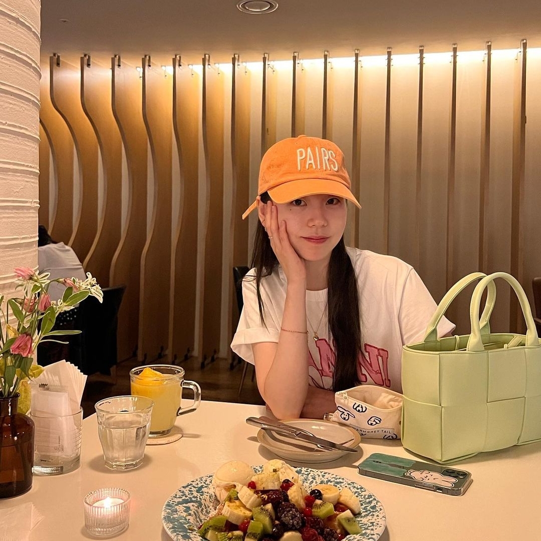 Bottega Veneta Mini Arco Tote Bag Glacier Sherbert, (W) Ganni Relaxed Love Bunny T-Shirt Bright White 착용 스타일 - 2