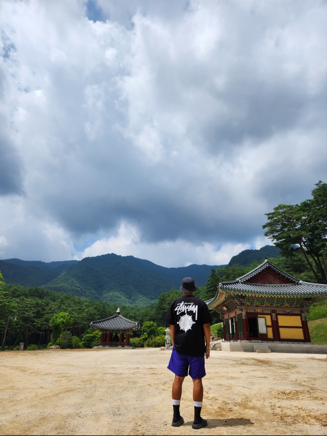 Stussy Peached Nylon Basic Bucket Hat Black, Stussy x Gang Starr Take It Personal T-Shirt Black 착용 스타일