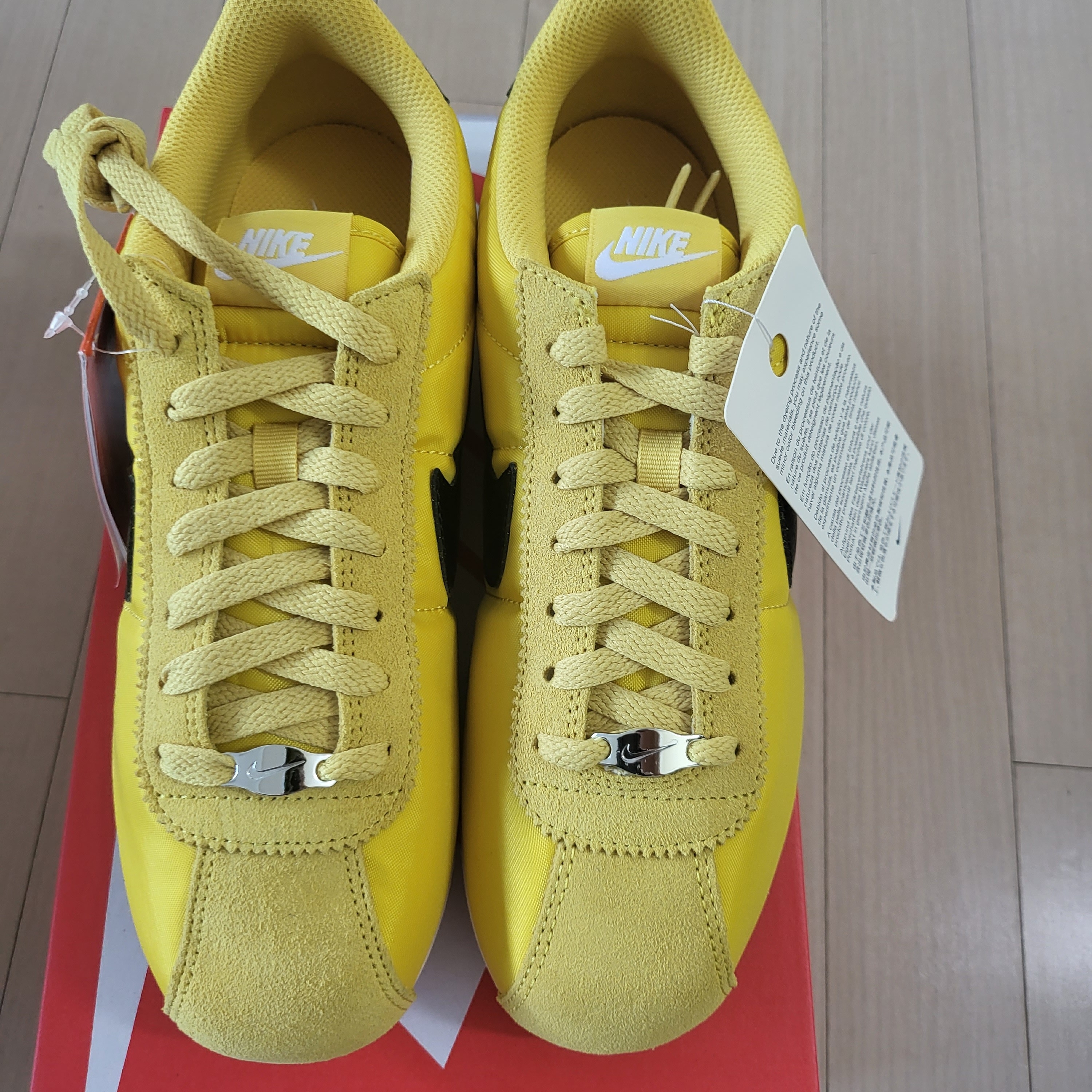 (W) Nike Cortez Vivid Sulfur 착용 스타일 - 2