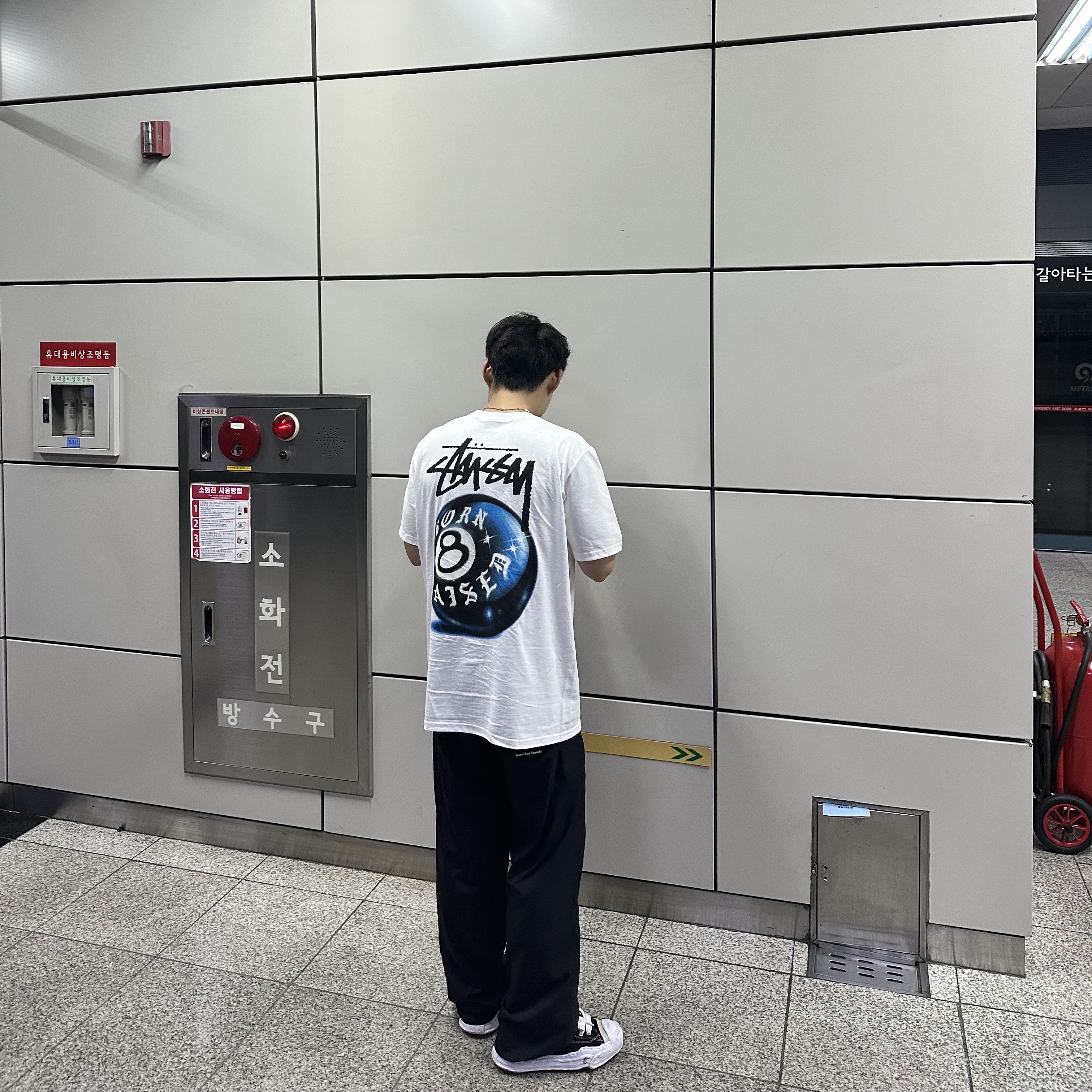 Stussy x Born X Raised 8 Ball T-Shirt White, Maison Mihara Yasuhiro Hank OG Sole Canvas Low-top Sneakers Black 착용 스타일