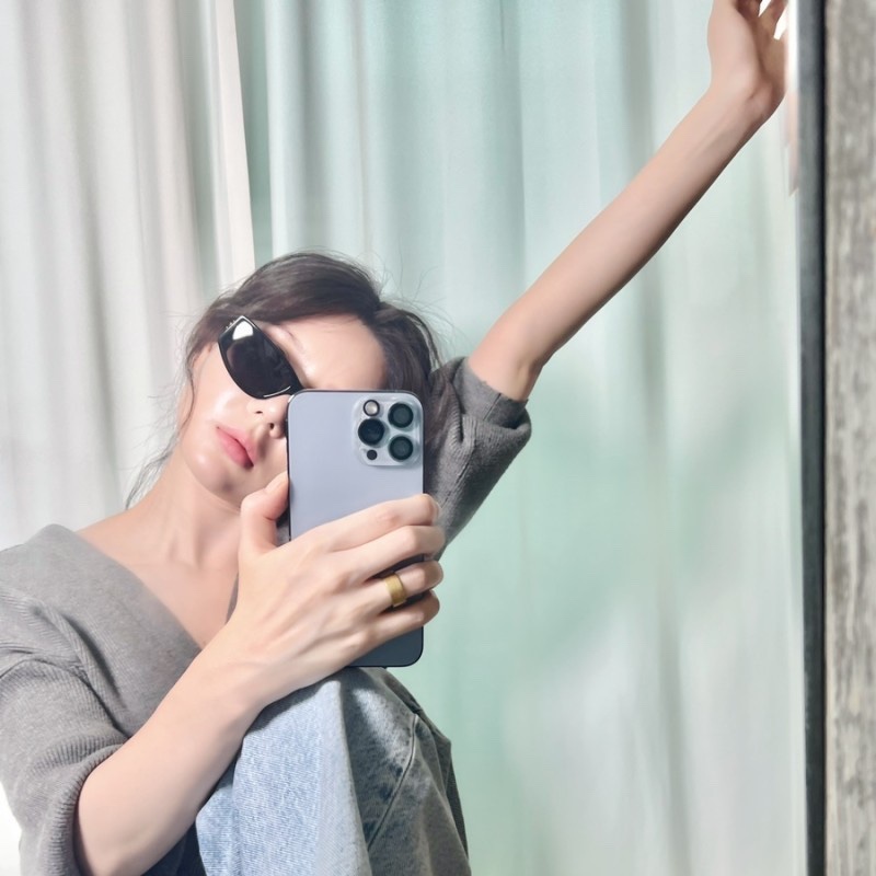 (W) Celine Triomphe 07 Sunglasses in Acetate Black, (W) Celine Triomphe 01 Sunglasses in Acetate Blonde Havana 착용 스타일 - 4