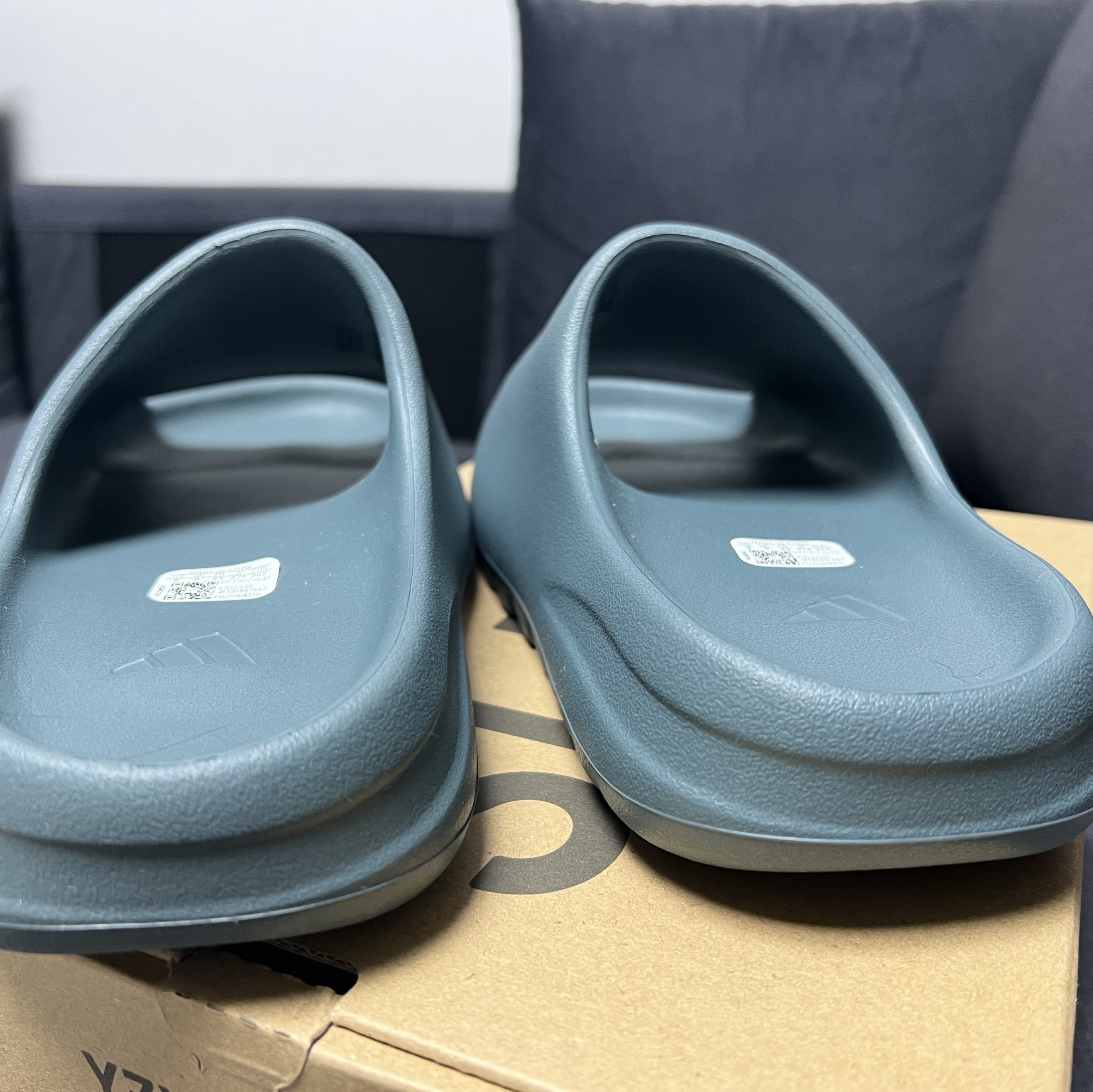 Adidas Yeezy Slide Slate Marine 착용 스타일 - 3