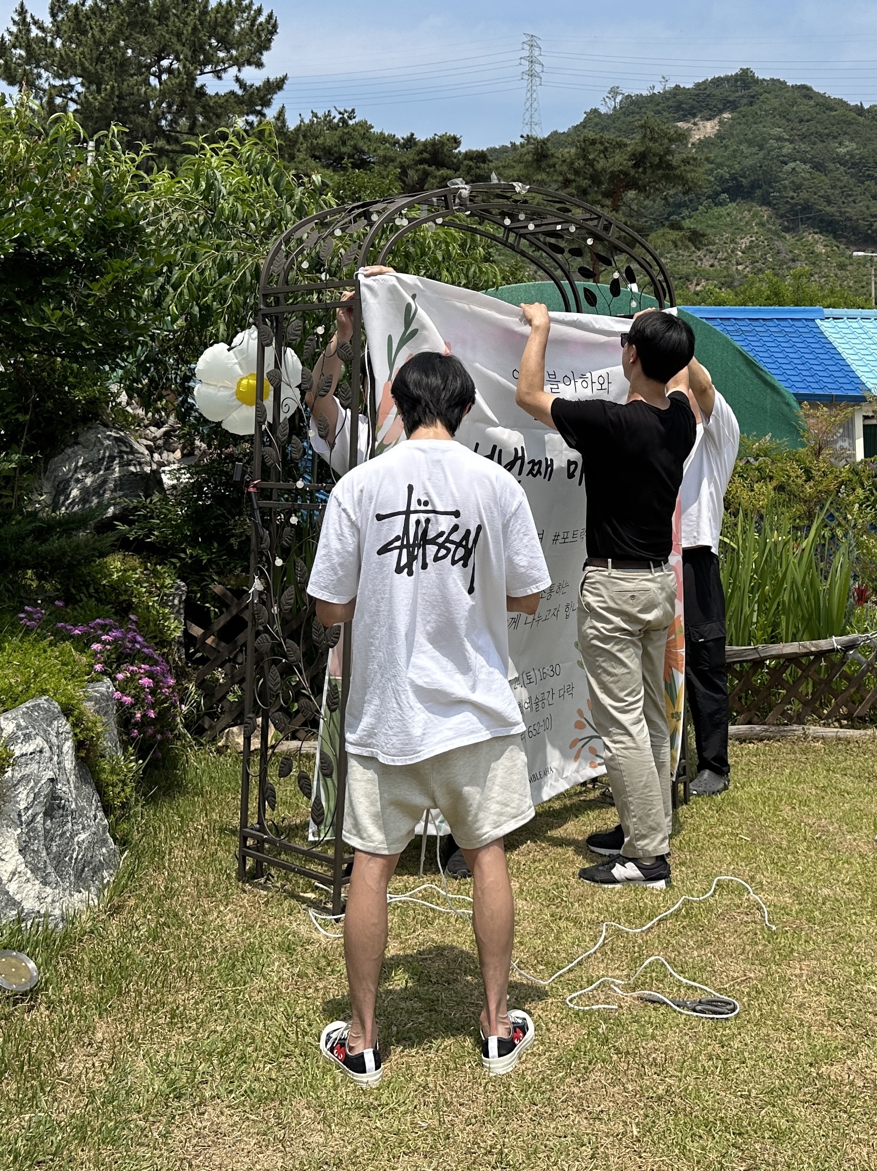 Converse x Play Comme des Garcons Chuck 70 Ox Black, Stussy Basic Stussy T-Shirt White 2023 착용 스타일 - 2