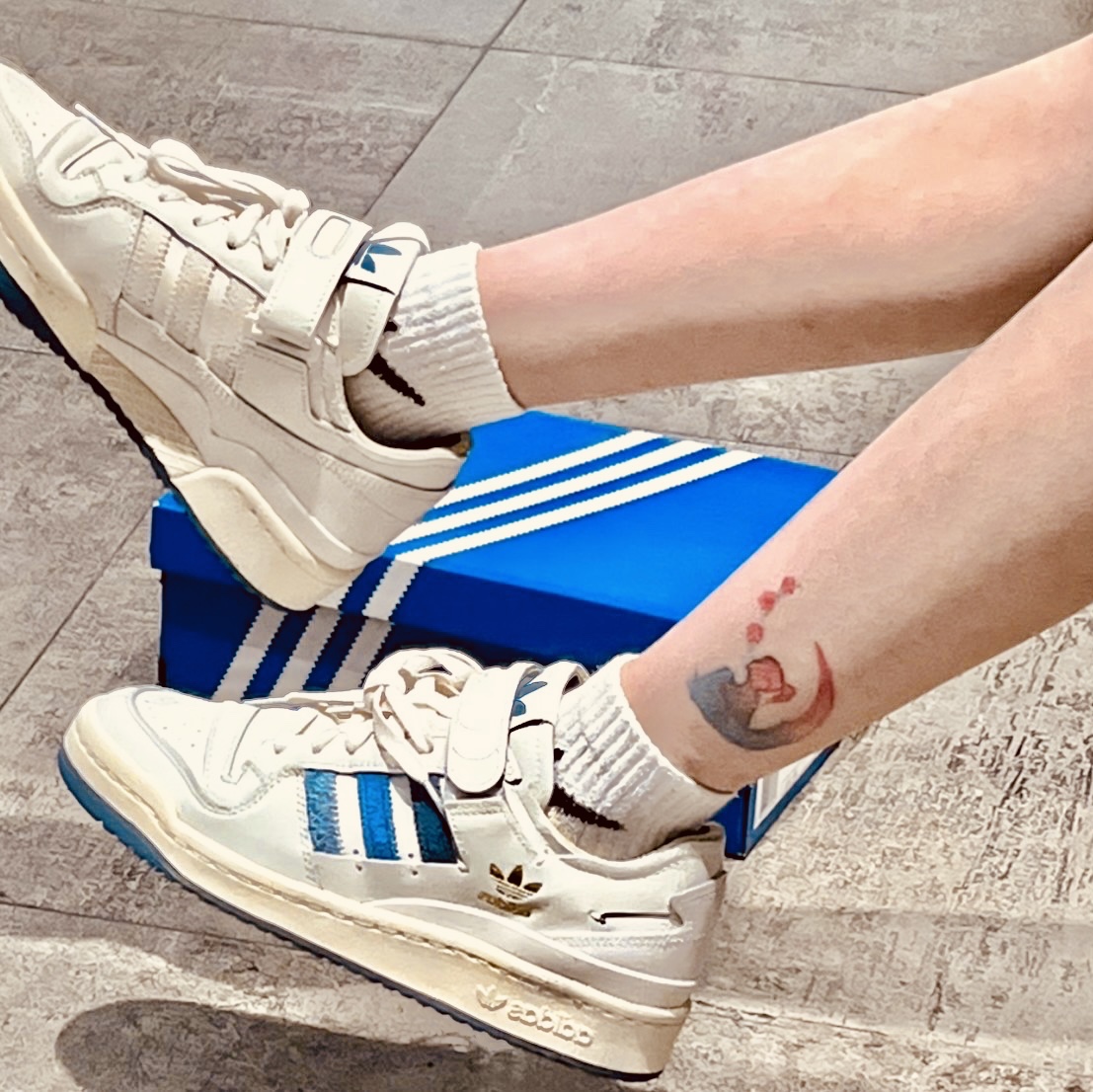 Adidas Forum 84 Low Cloud White Altered Blue 착용 스타일