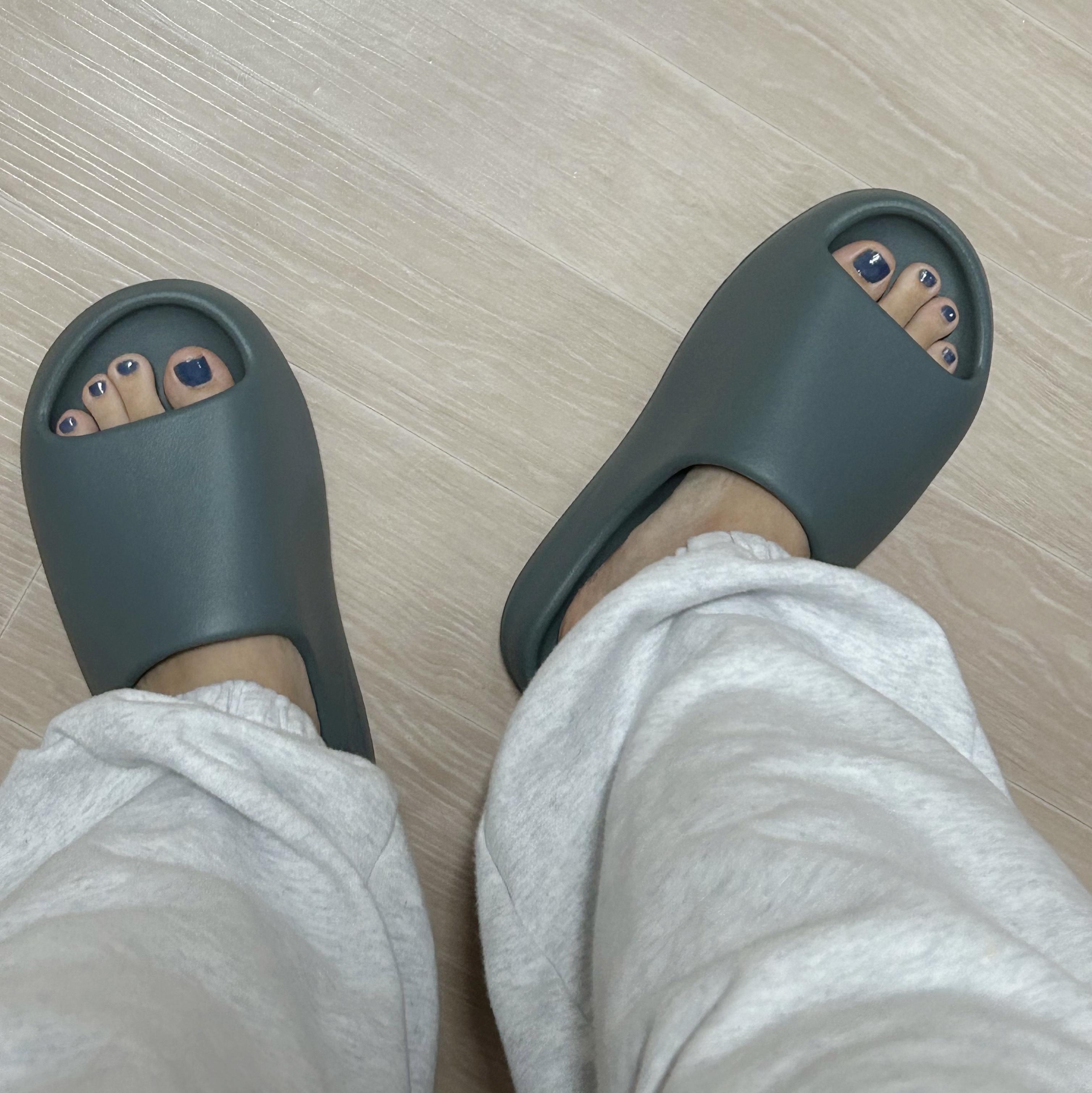 Adidas Yeezy Slide Slate Marine 착용 스타일
