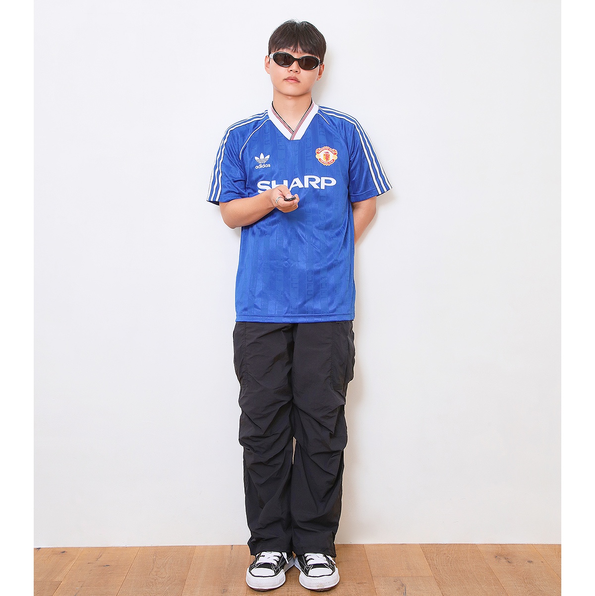 Gentle Monster x Maison Margiela MM005 Black Black, Adidas Manchester United 1988/90 Jersey Collegiate Royal - US Sizing 착용 스타일 - 4