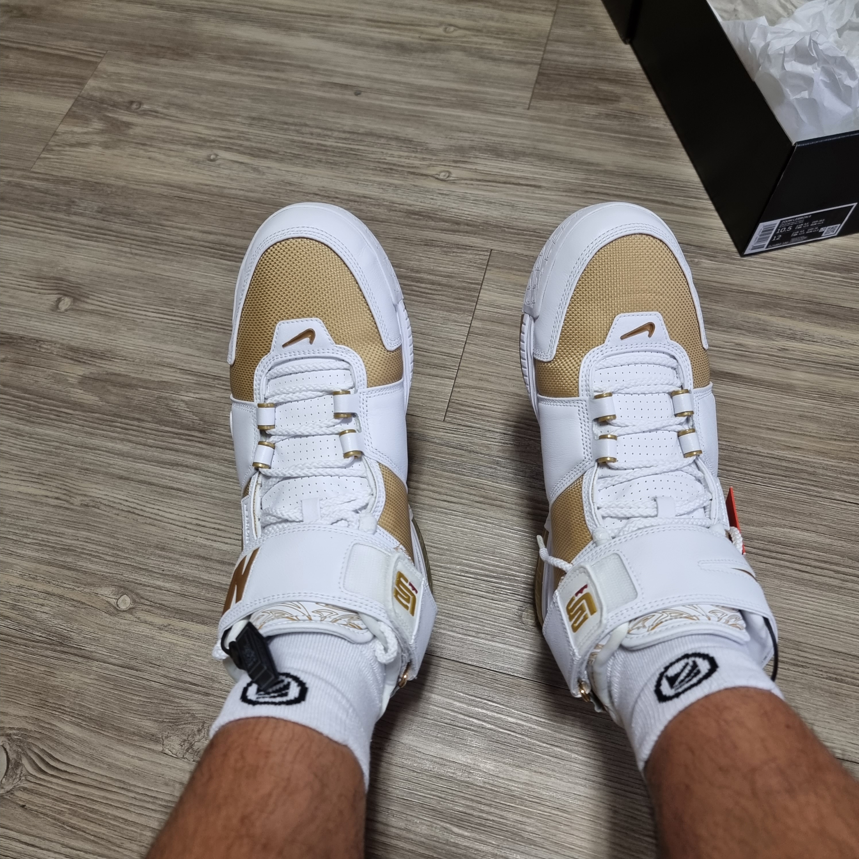 Nike Zoom LeBron 2 Metallic Gold and White 착용 스타일 - 1