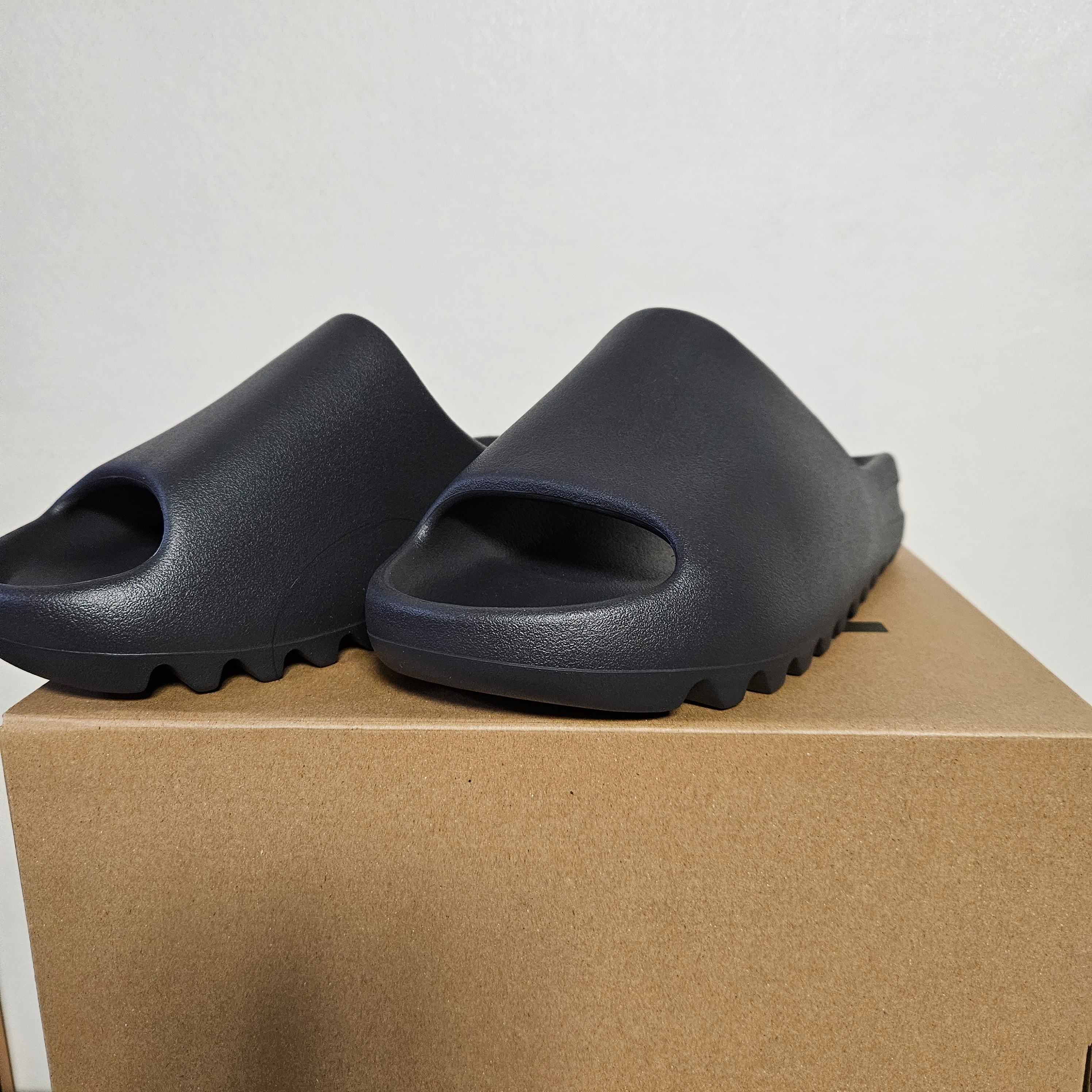Adidas Yeezy Slide Onyx 착용 스타일 - 2