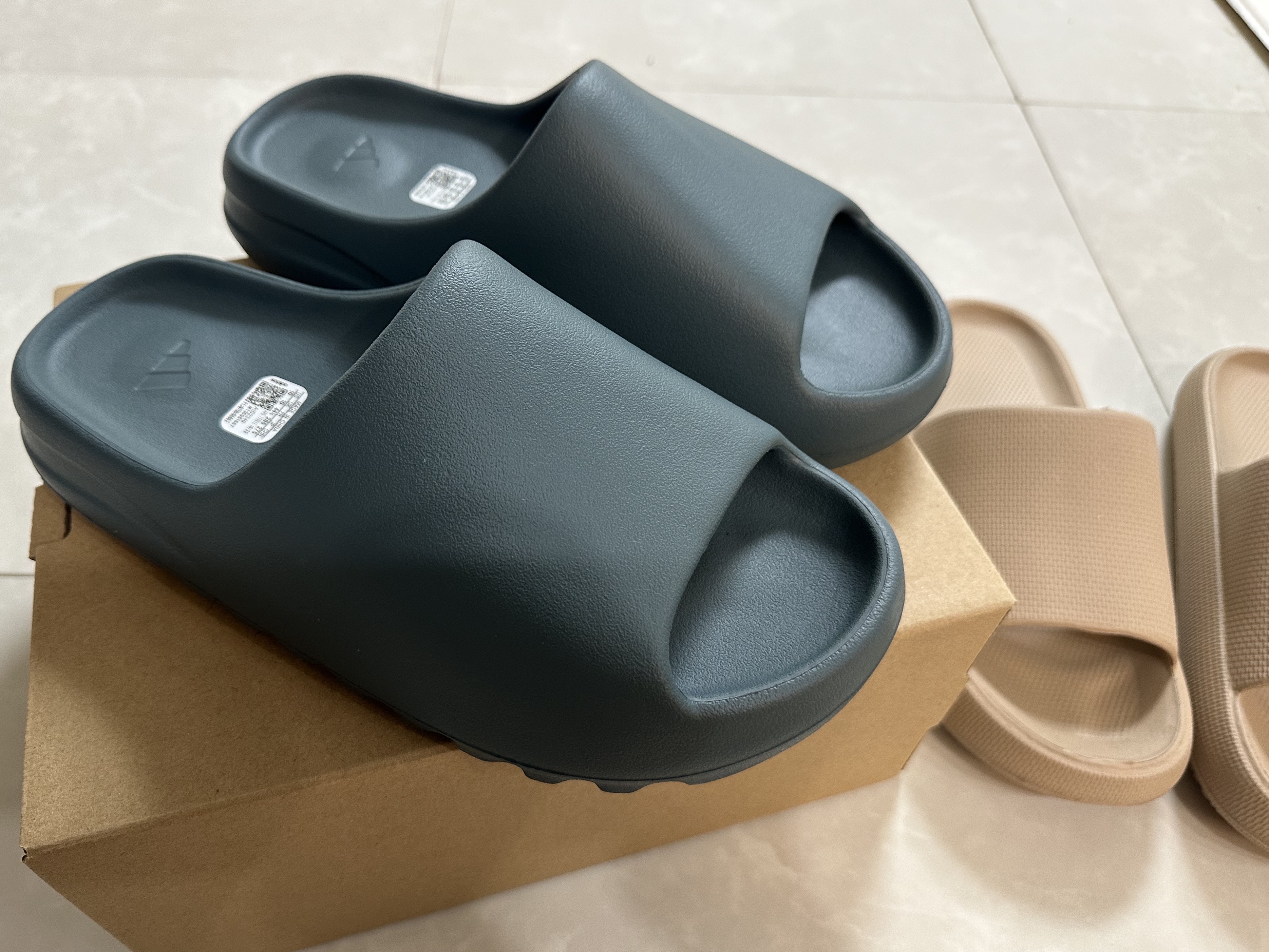 Adidas Yeezy Slide Slate Marine 착용 스타일