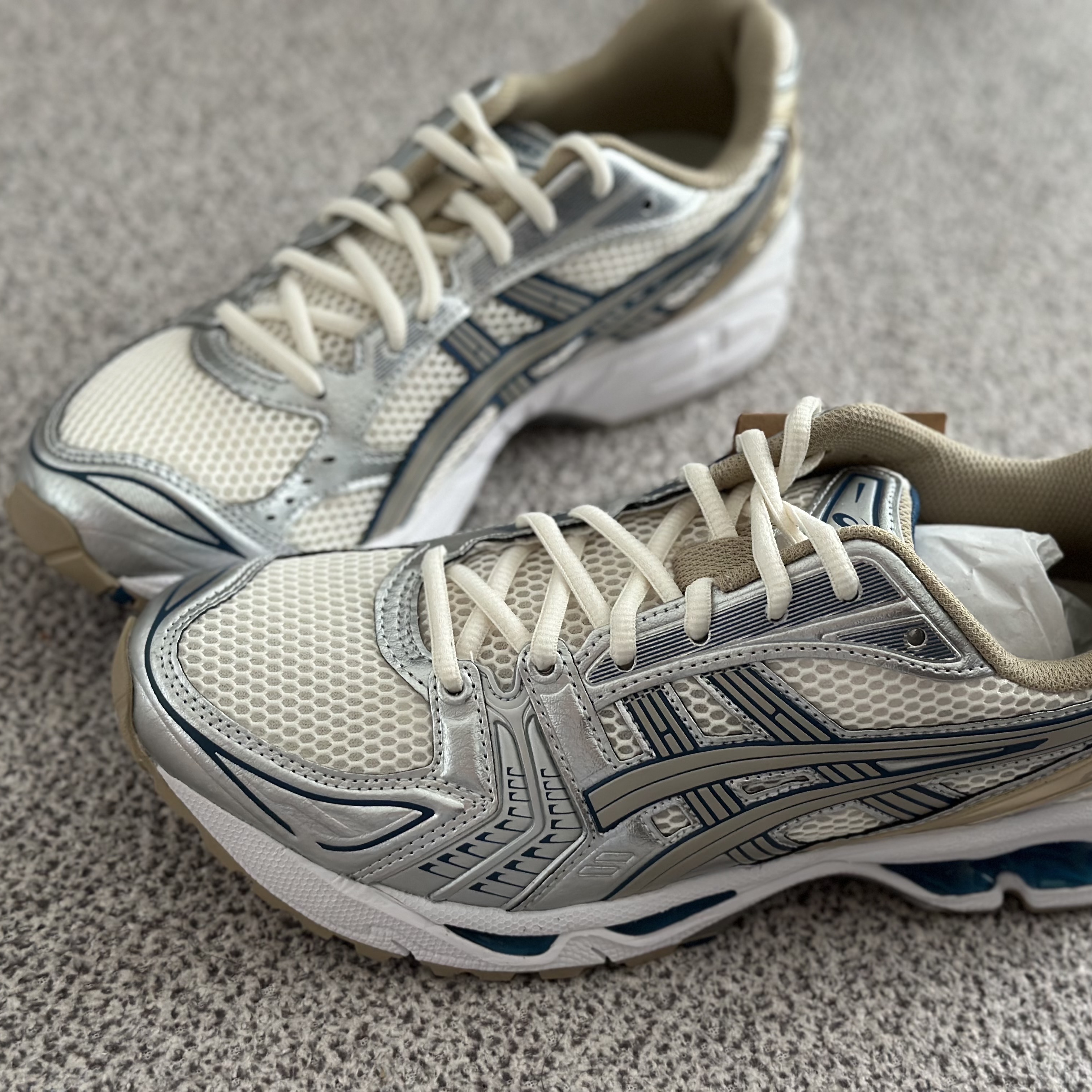 Asics Gel-Kayano 14 Cream Pure Silver 착용 스타일
