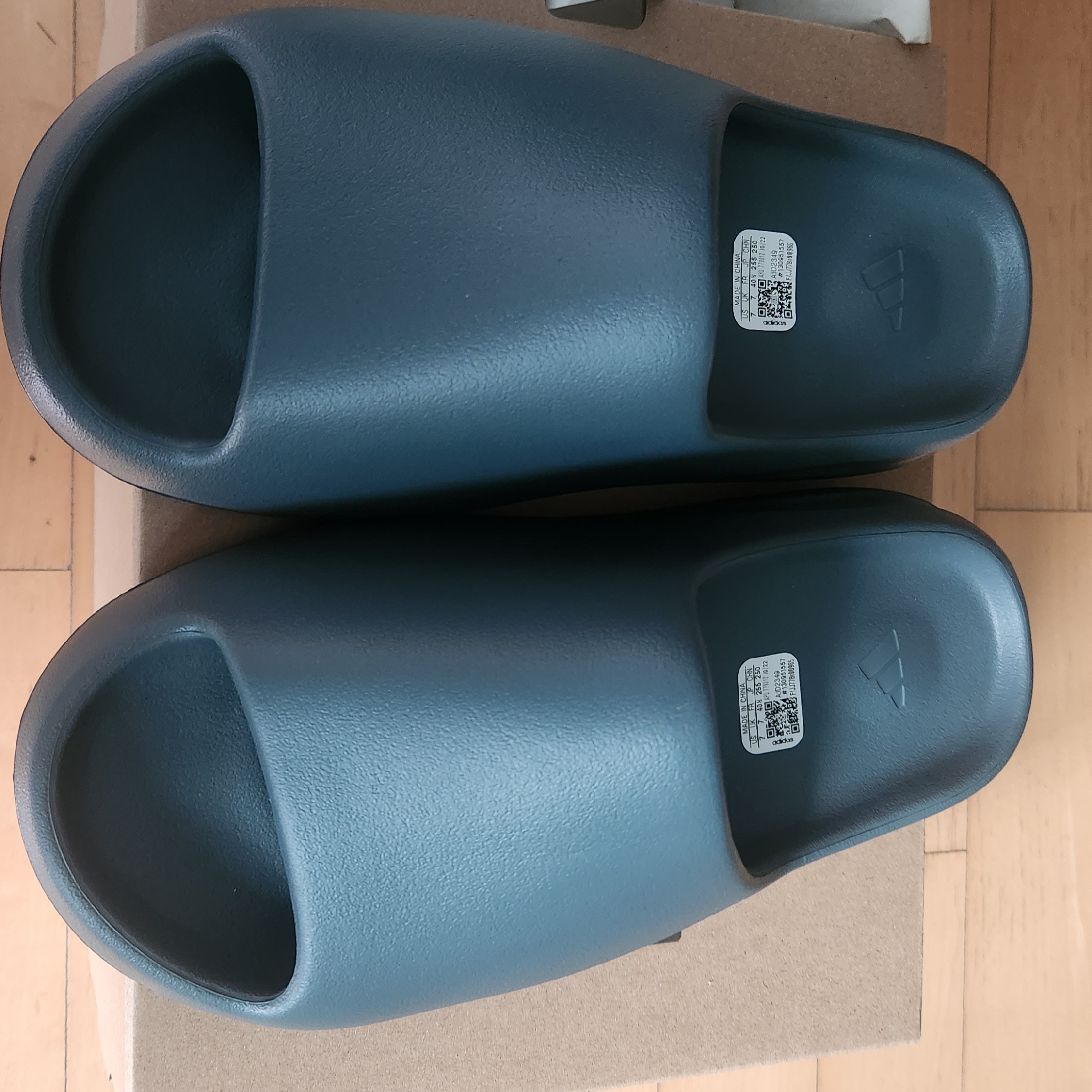 Adidas Yeezy Slide Slate Marine 착용 스타일 - 1