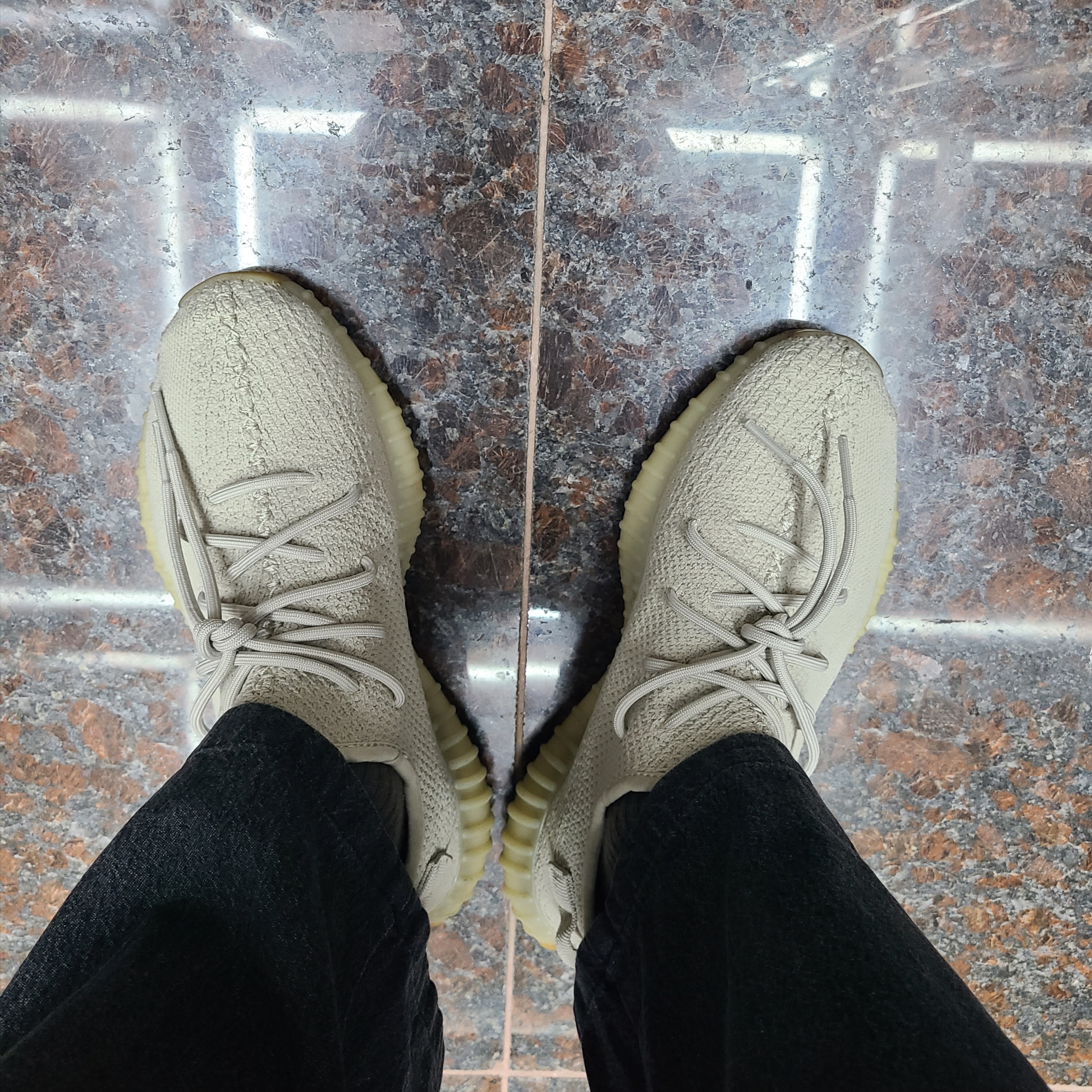 Adidas Yeezy Boost 350 V2 Sesame 2022 착용 스타일 - 3
