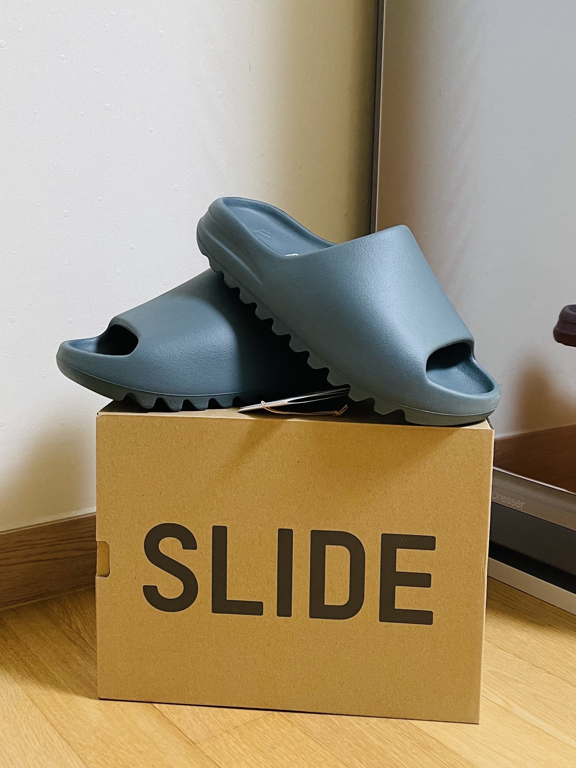 Adidas Yeezy Slide Slate Marine 착용 스타일
