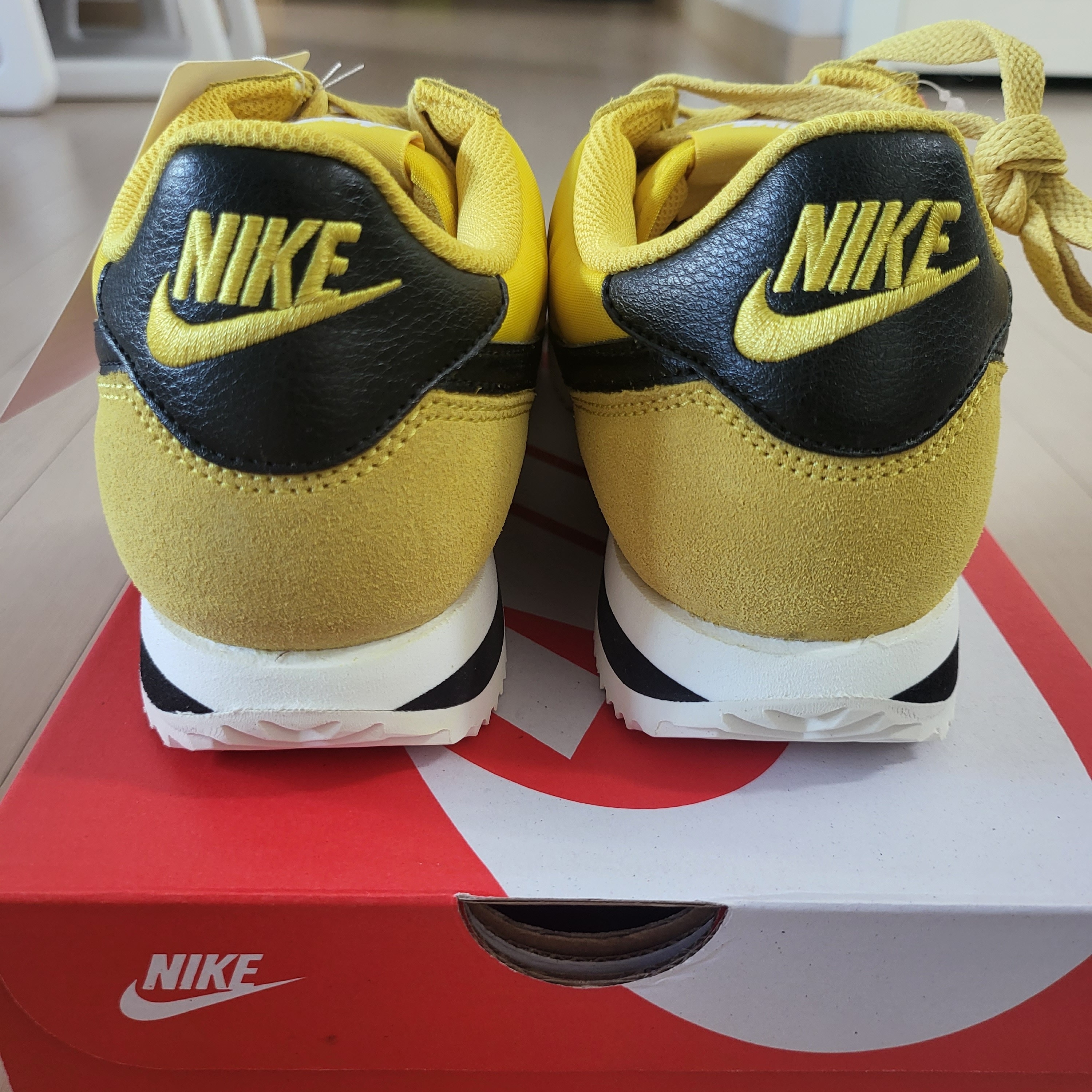 (W) Nike Cortez Vivid Sulfur 착용 스타일 - 3