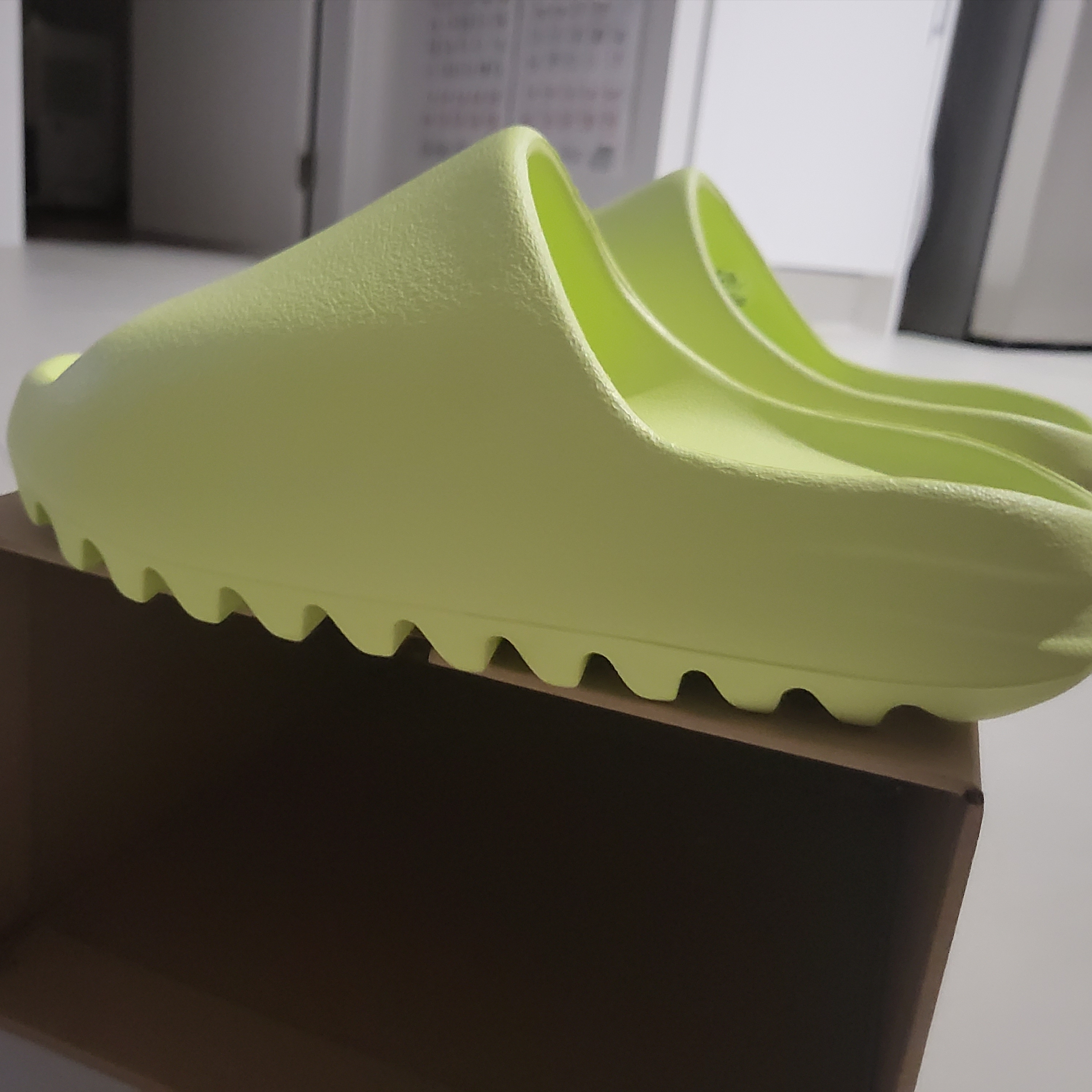 Adidas Yeezy Slide Glow Green 2022/2023 착용 스타일 - 2
