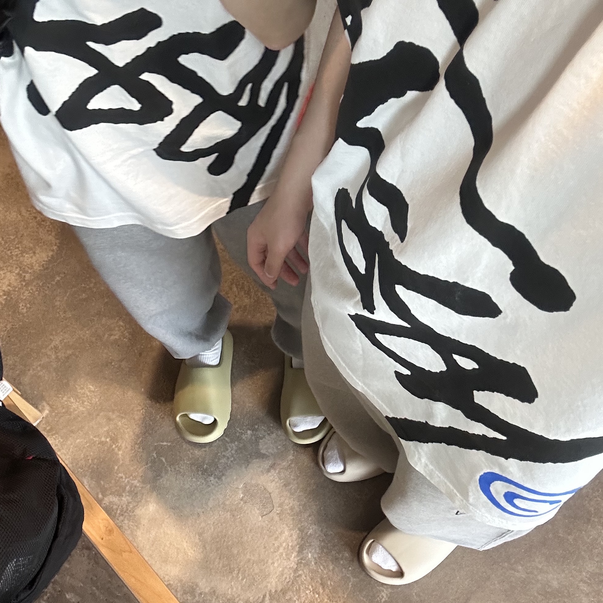 Adidas Yeezy Slide Resin 2022, Adidas Yeezy Slide Bone 2022/2023 착용 스타일 - 5