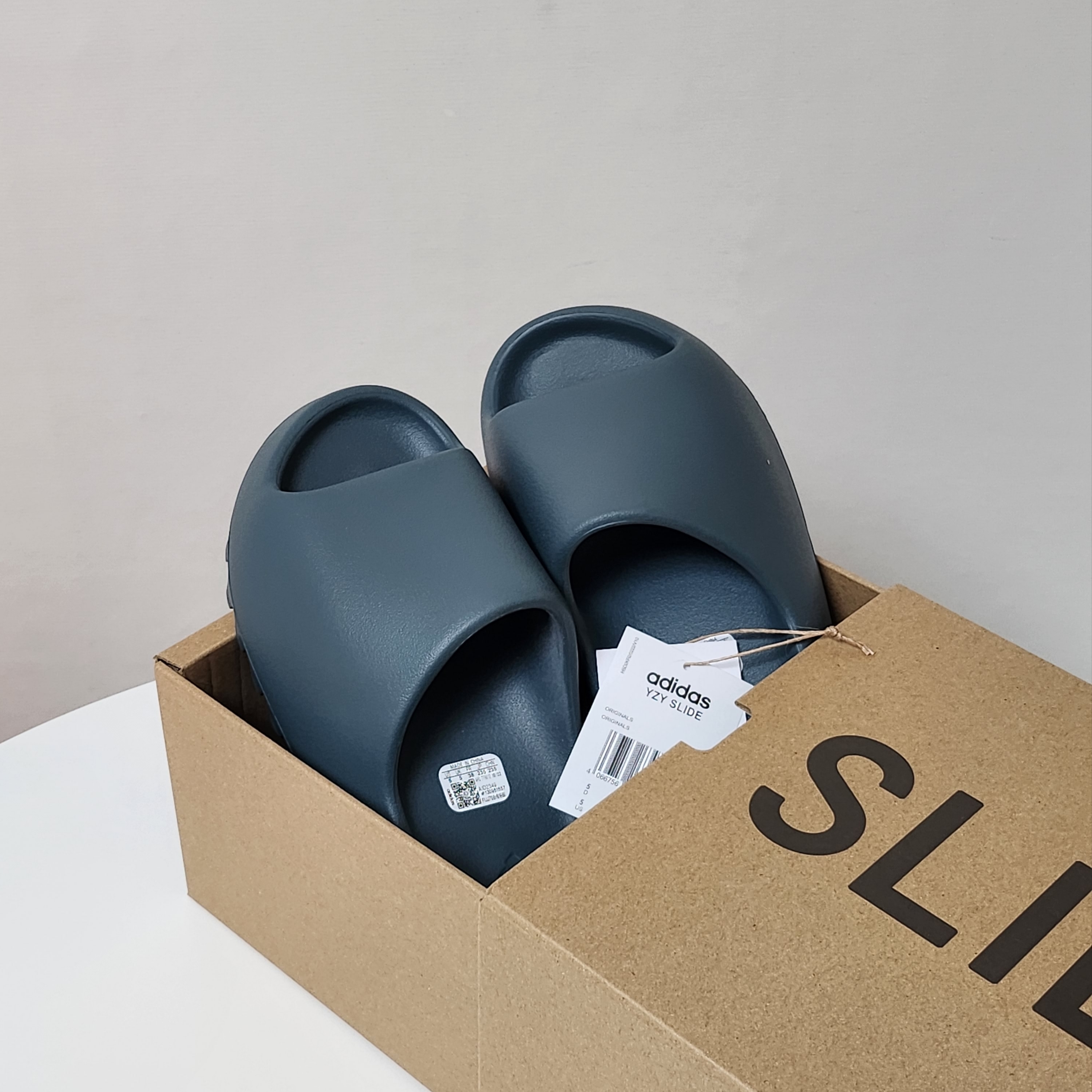 Adidas Yeezy Slide Slate Marine 착용 스타일