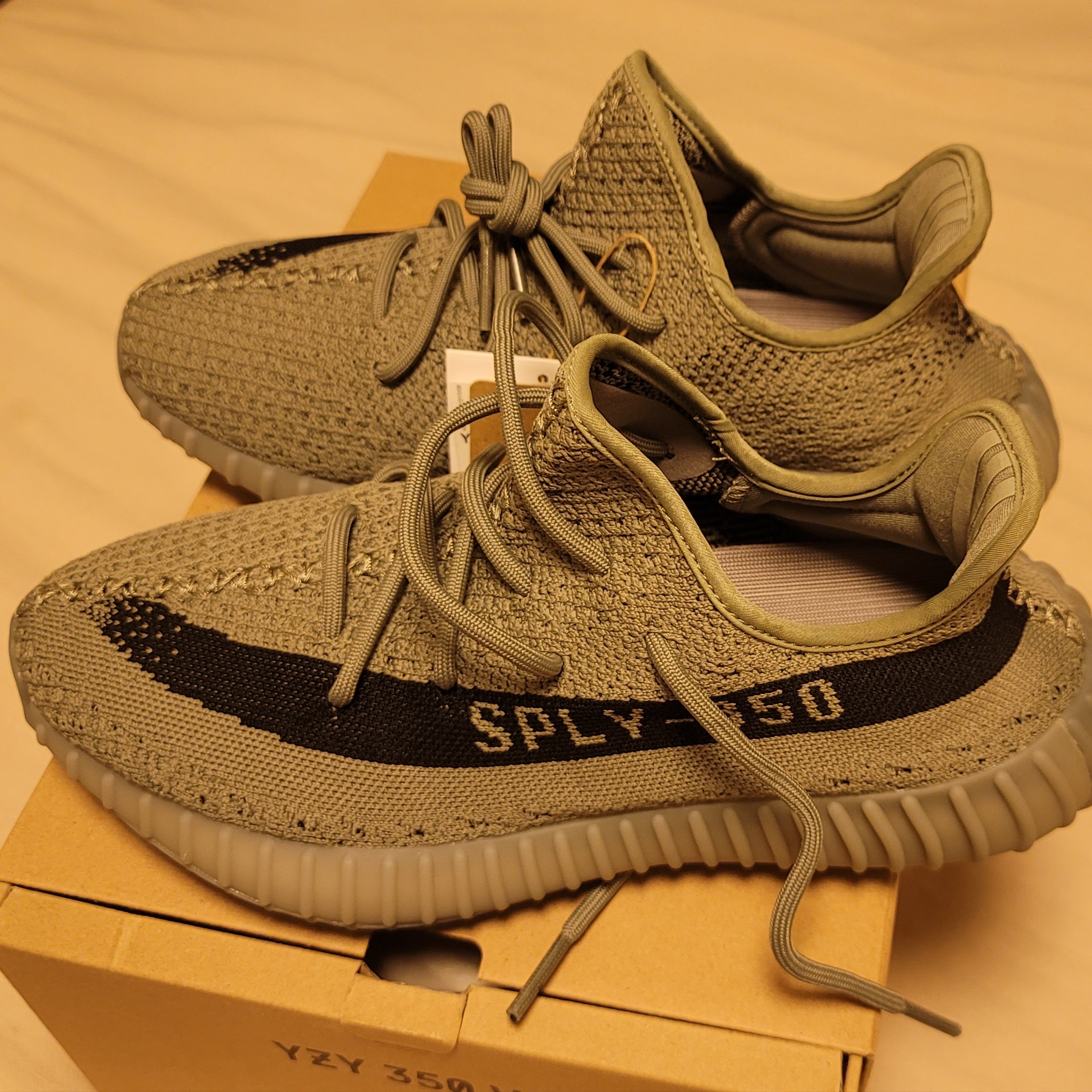 Adidas Yeezy Boost 350 V2 Granite Core Black 착용 스타일 - 1